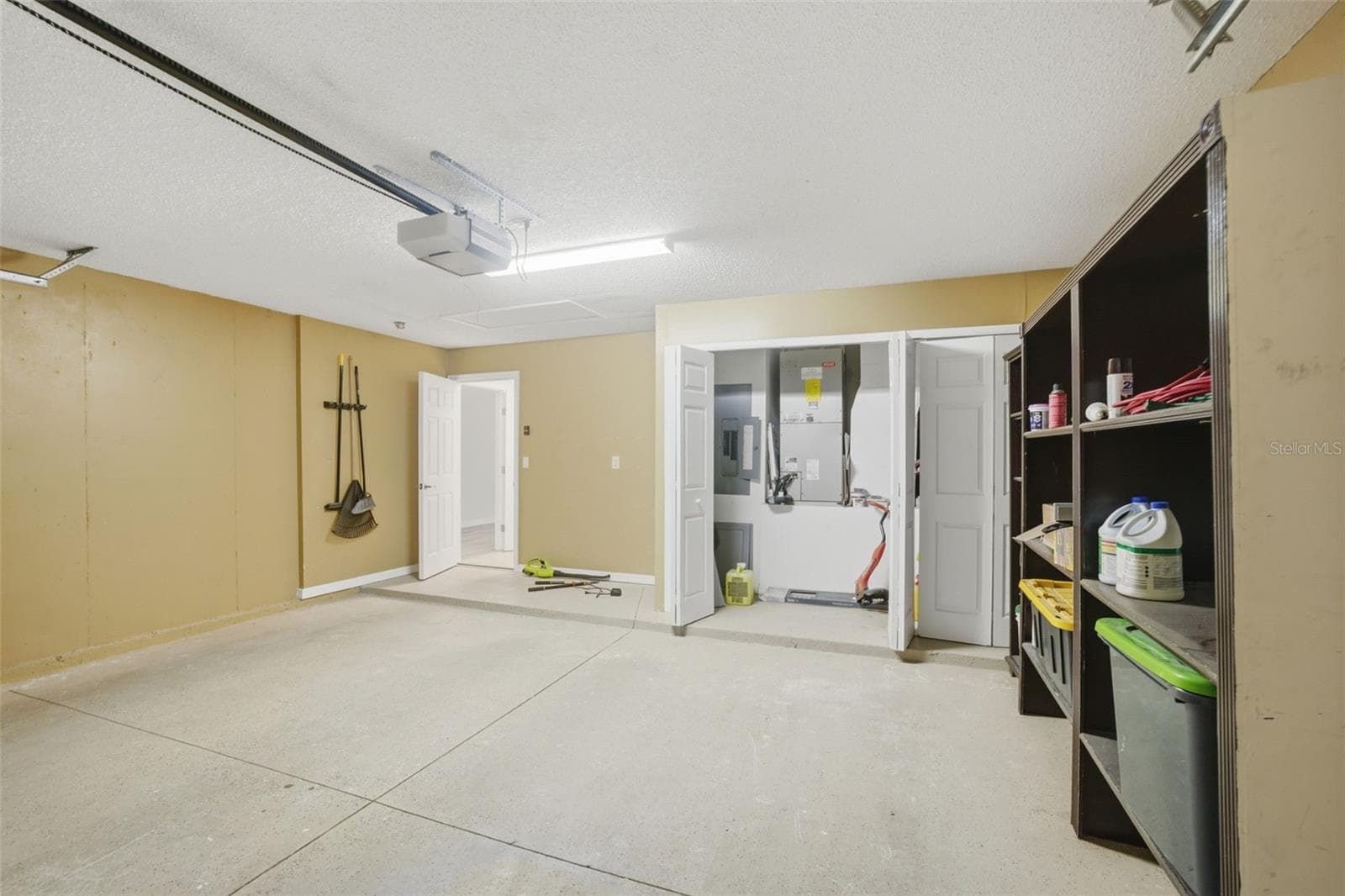 Single Family Residence at 553 MAIDENHAIR CT, ORANGE CITY, photo 25 of 35