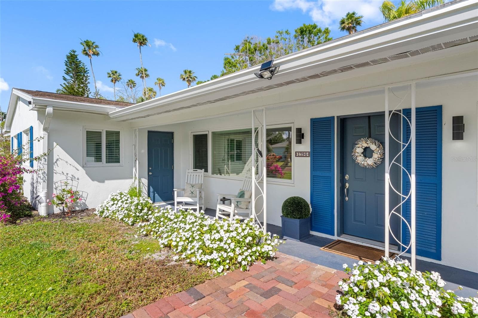 Covered front sitting area - 1794 SANTA BARBARA DR, DUNEDIN