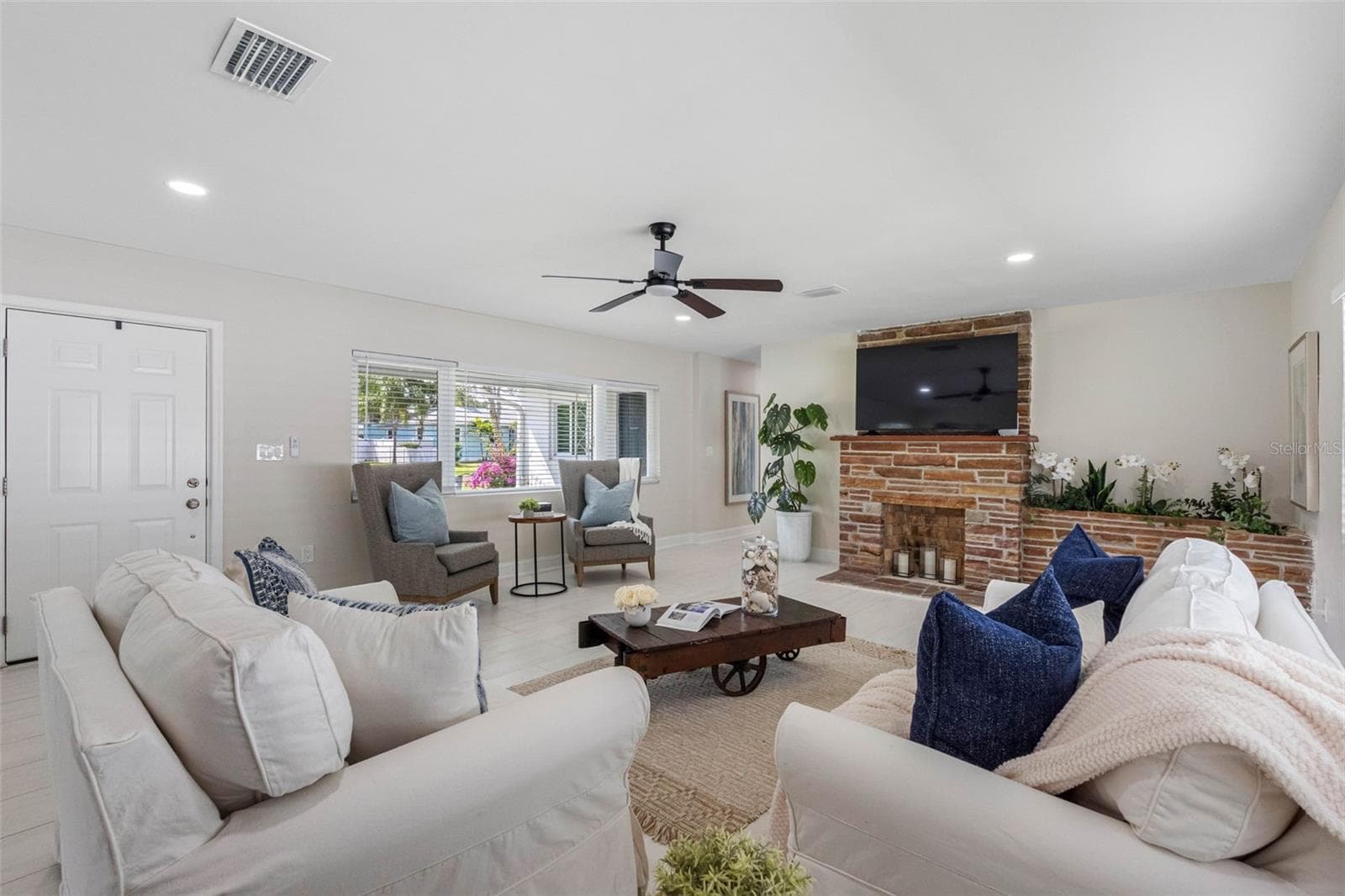 Main living room/Florida room - 1794 SANTA BARBARA DR, DUNEDIN
