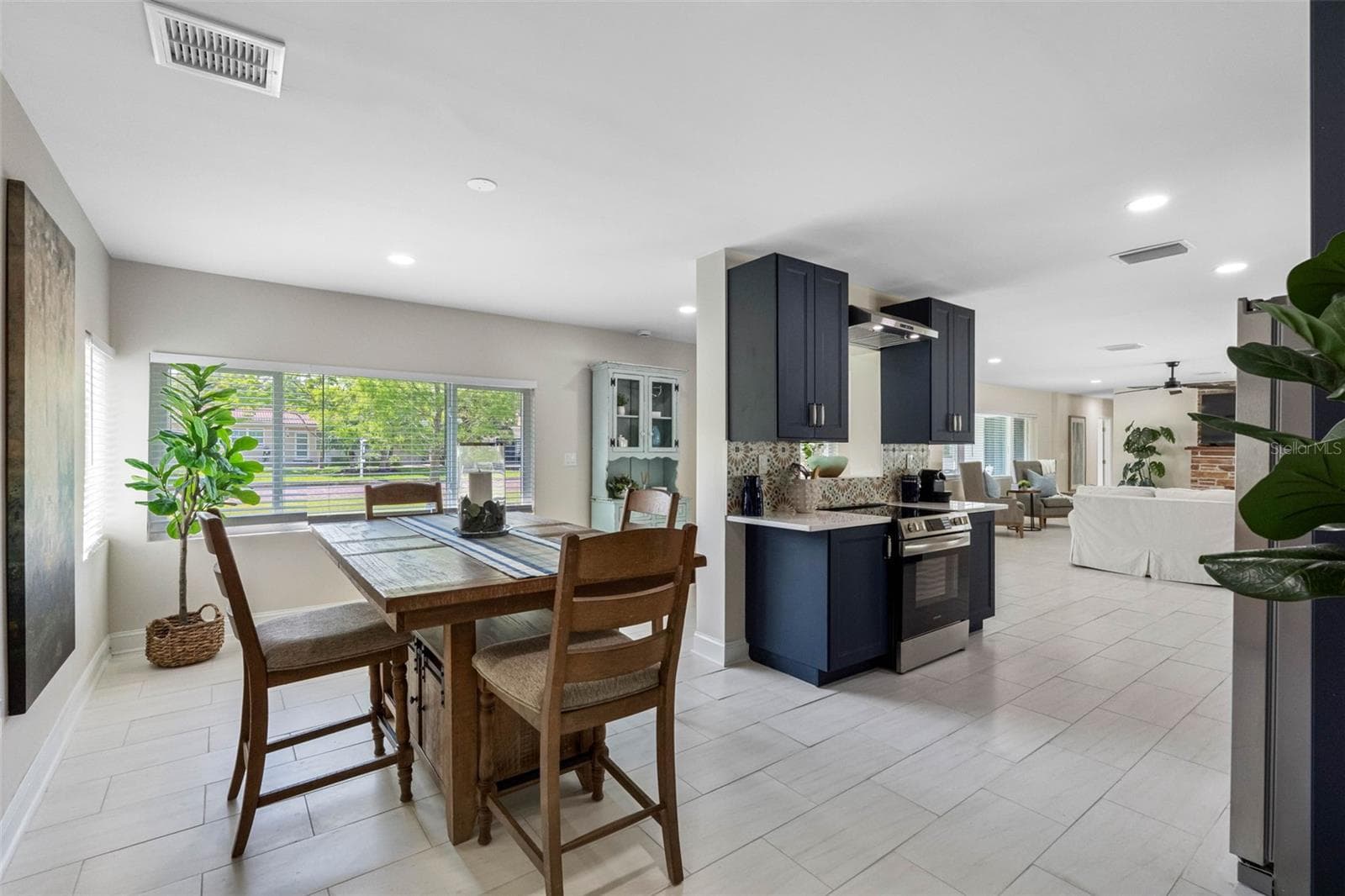 Dining and kitchen area - 1794 SANTA BARBARA DR, DUNEDIN