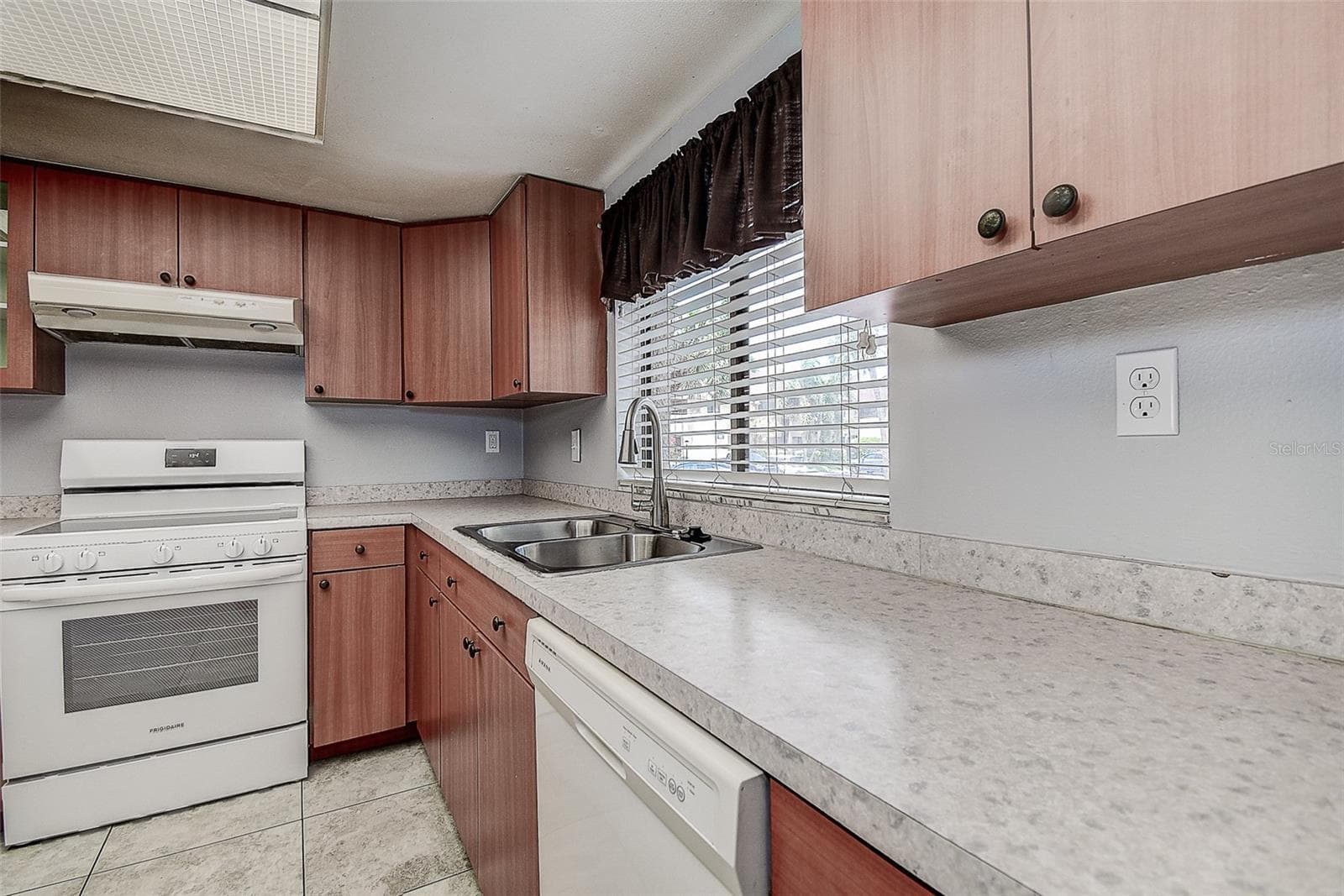 Condominium at 860 S VILLAGE DR N #106, ST PETERSBURG, photo 11 of 47