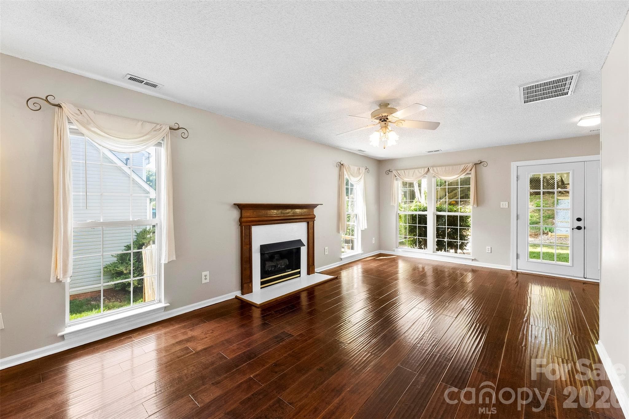 Single Family Residence at 15027 Ashlight Drive, Charlotte, photo 6 of 43