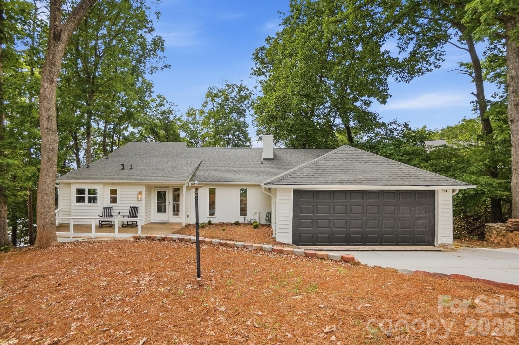 Two-car garage AND lakefront? This combination is tough to find — don't miss it! - Tega Cay