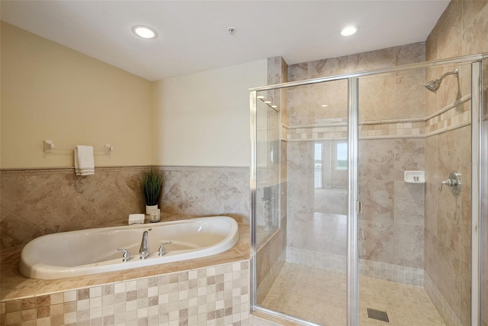 Jetted soaking tub Glass-enclosed walk-in shower - 8743 THE ESPLANADE #34, ORLANDO