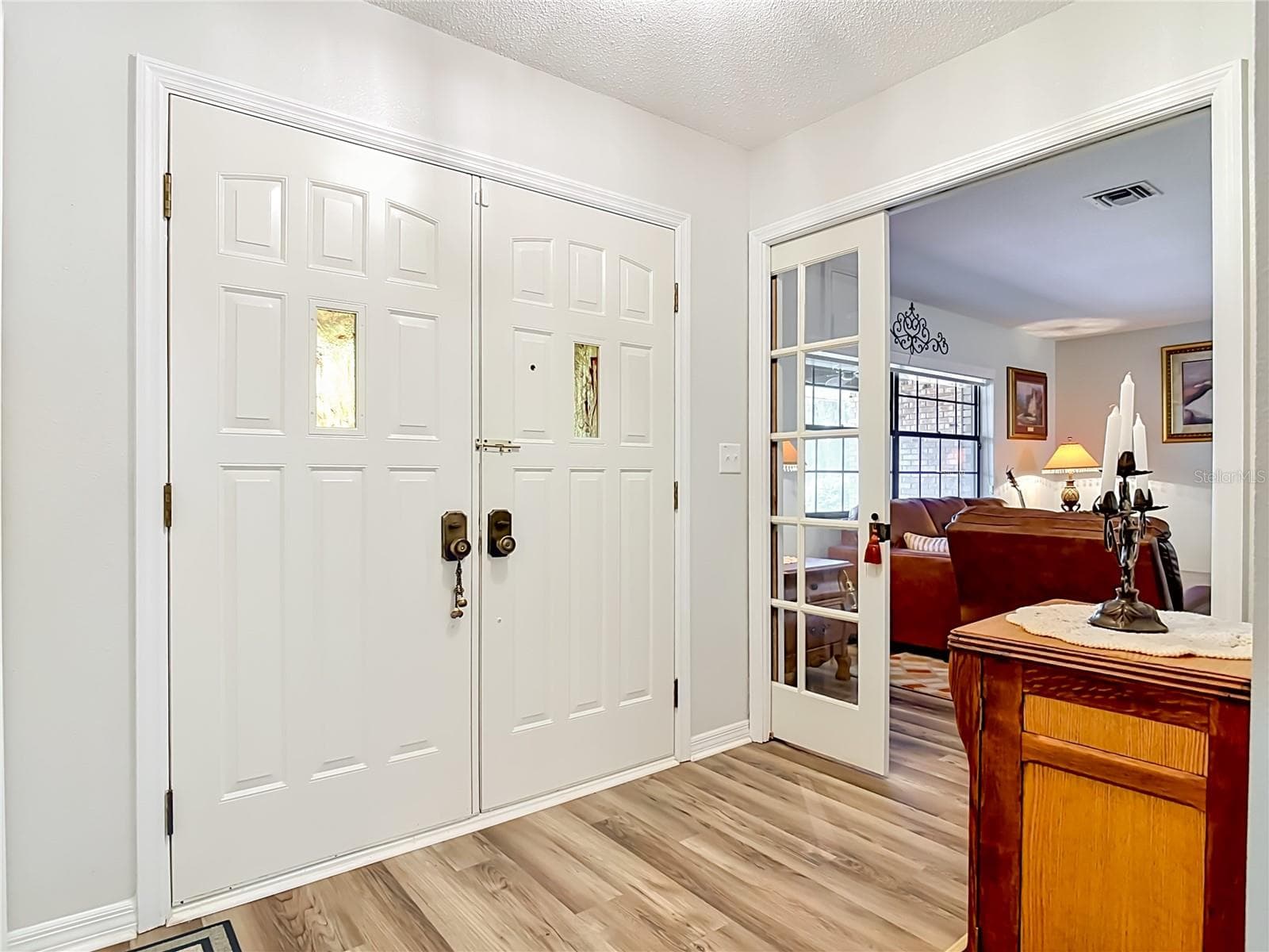 Large foyer area with French doors leading into living room - 17819 PALM ST, UMATILLA