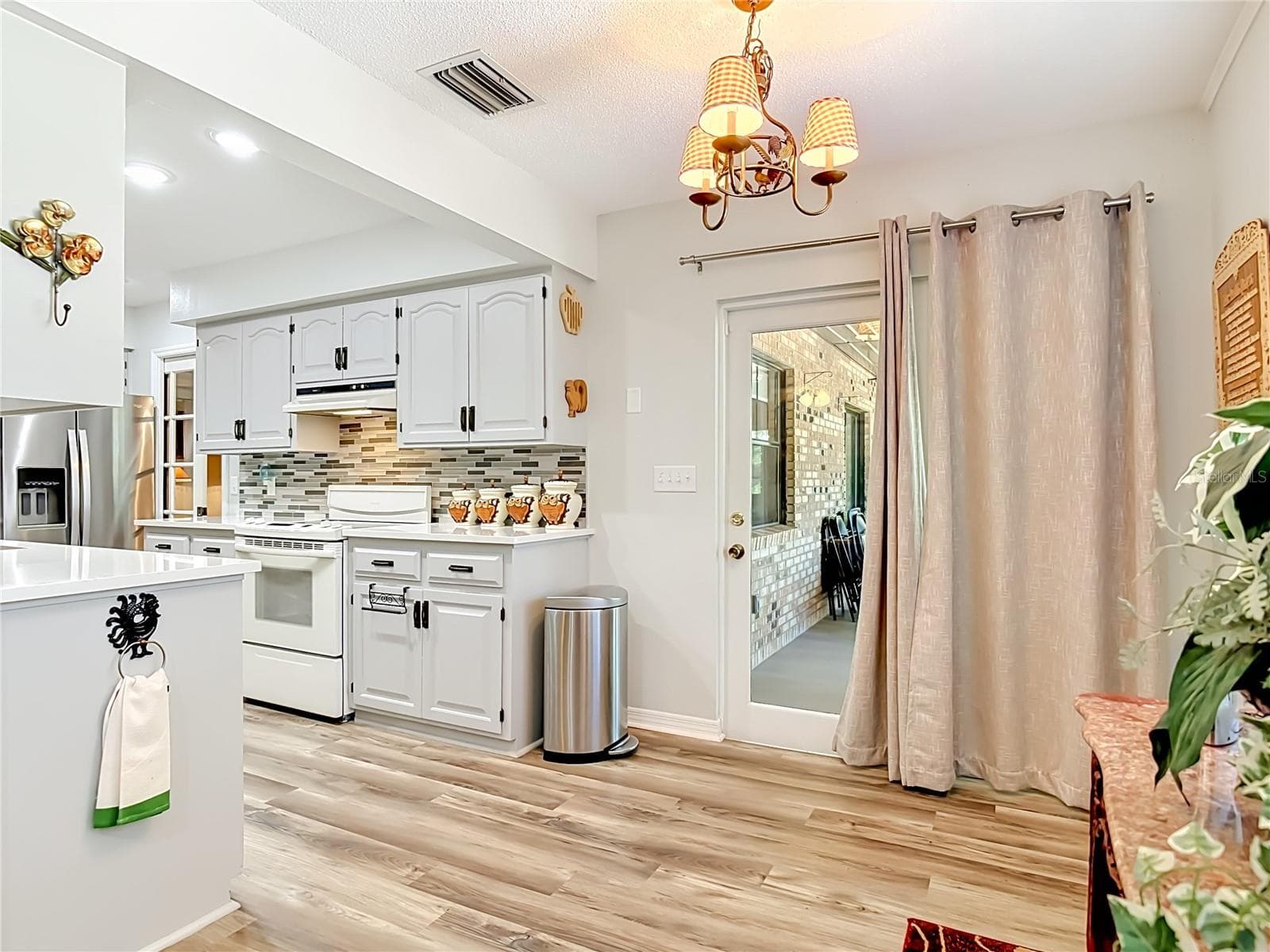 Dinette area with bFrench Doors leading out to large back patio - 17819 PALM ST, UMATILLA