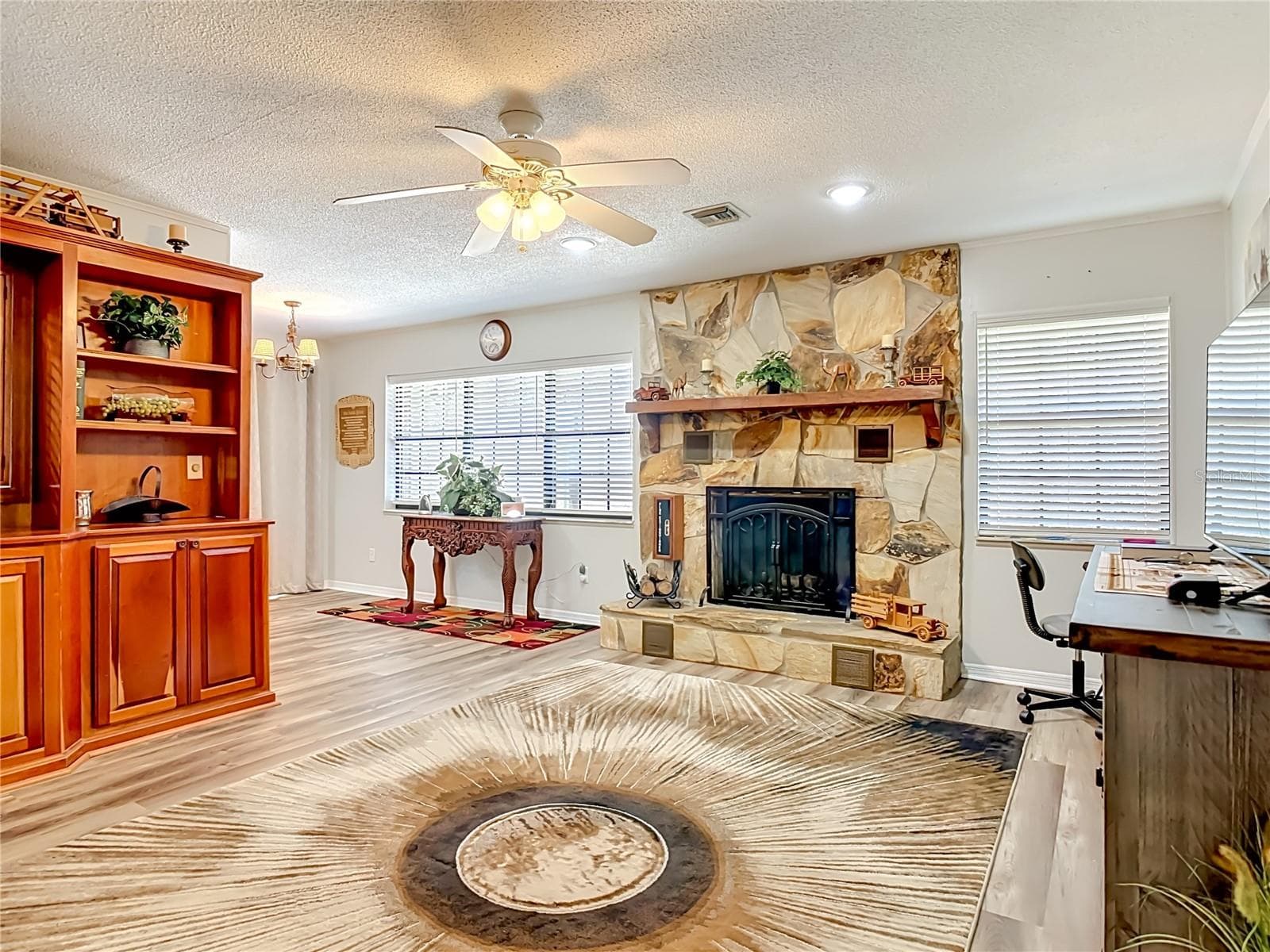 Built in bookcase is another focal point in family room - 17819 PALM ST, UMATILLA