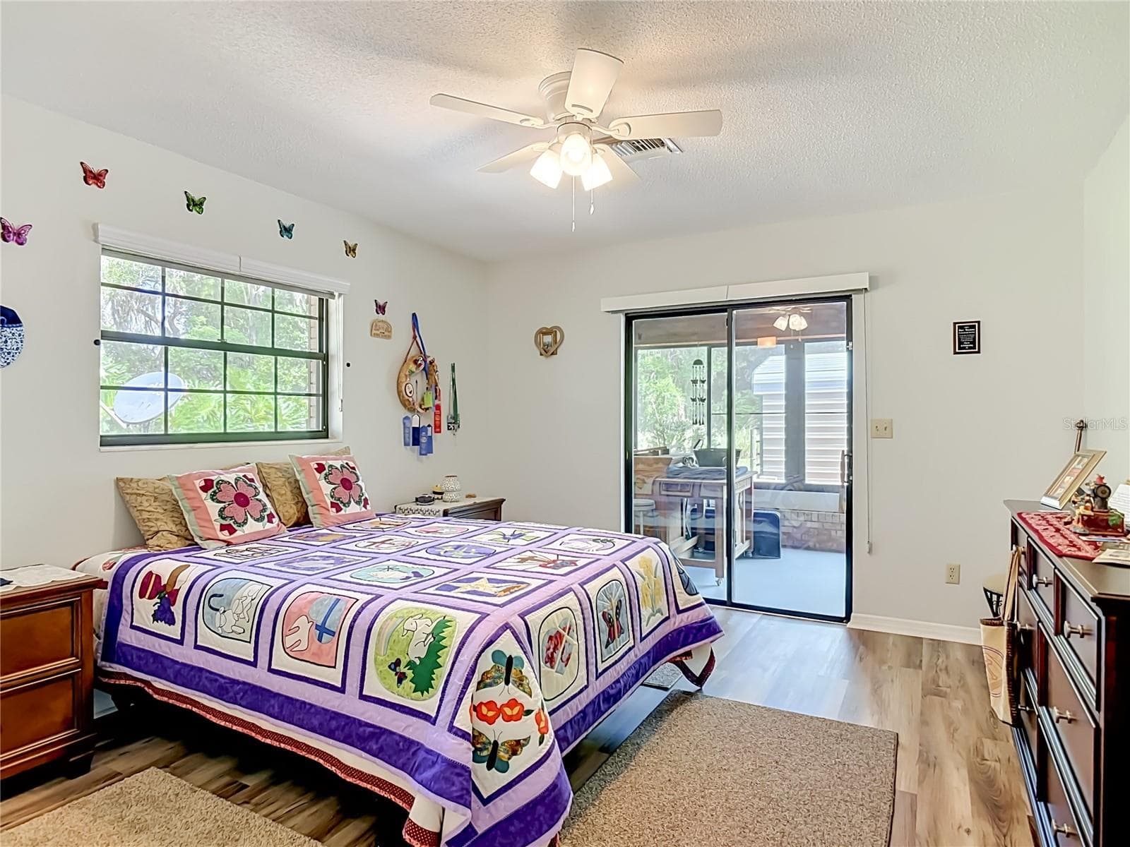 2nd bedroom with sliders that lead to enclosed back porch - 17819 PALM ST, UMATILLA