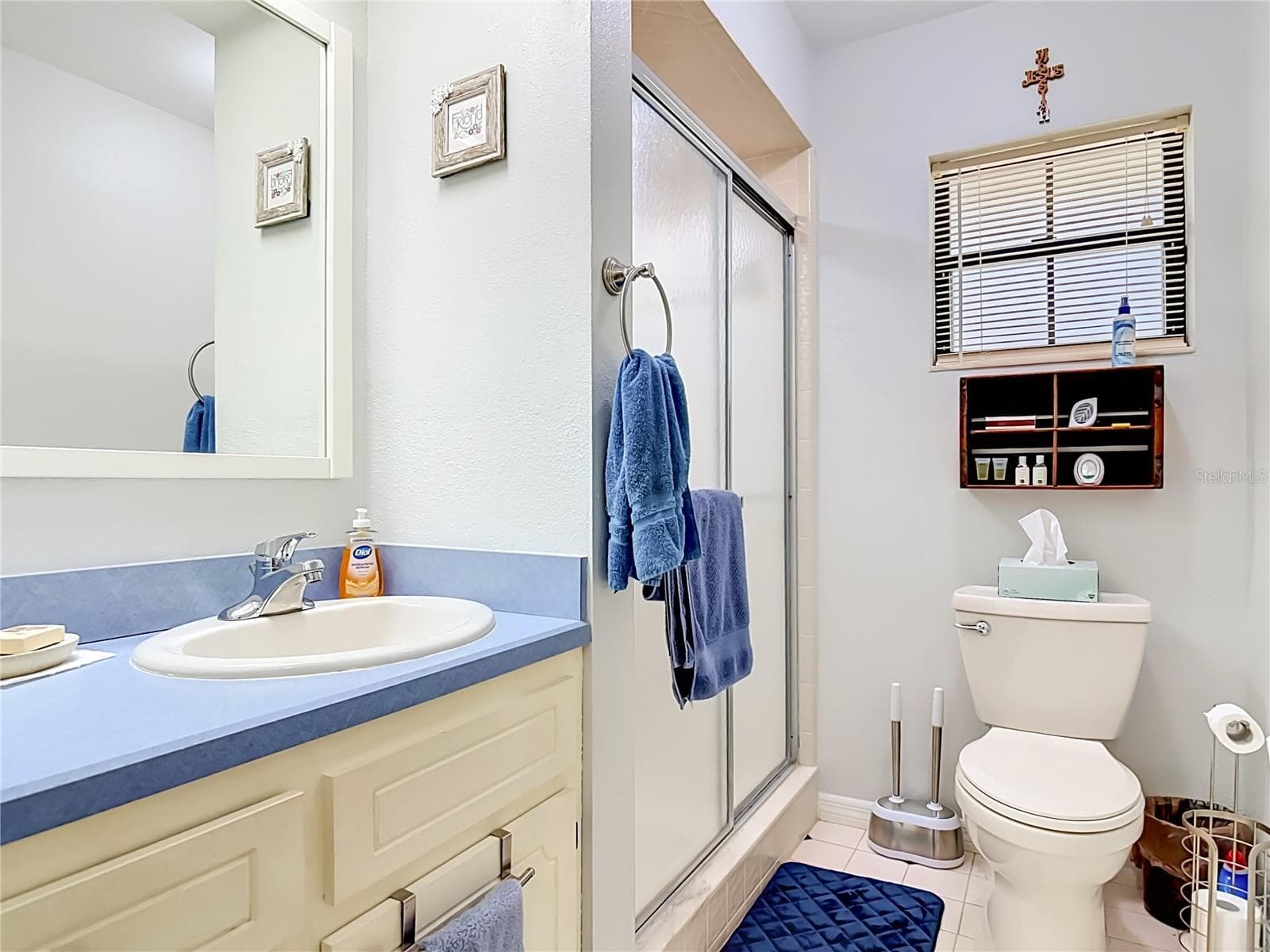 Guest bath shower - 17819 PALM ST, UMATILLA