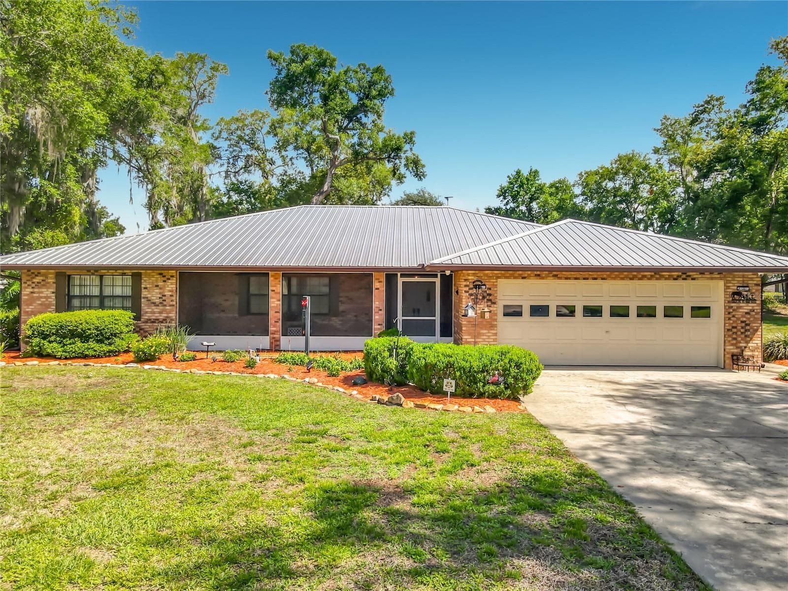 Oversized concrete driveway - 17819 PALM ST, UMATILLA