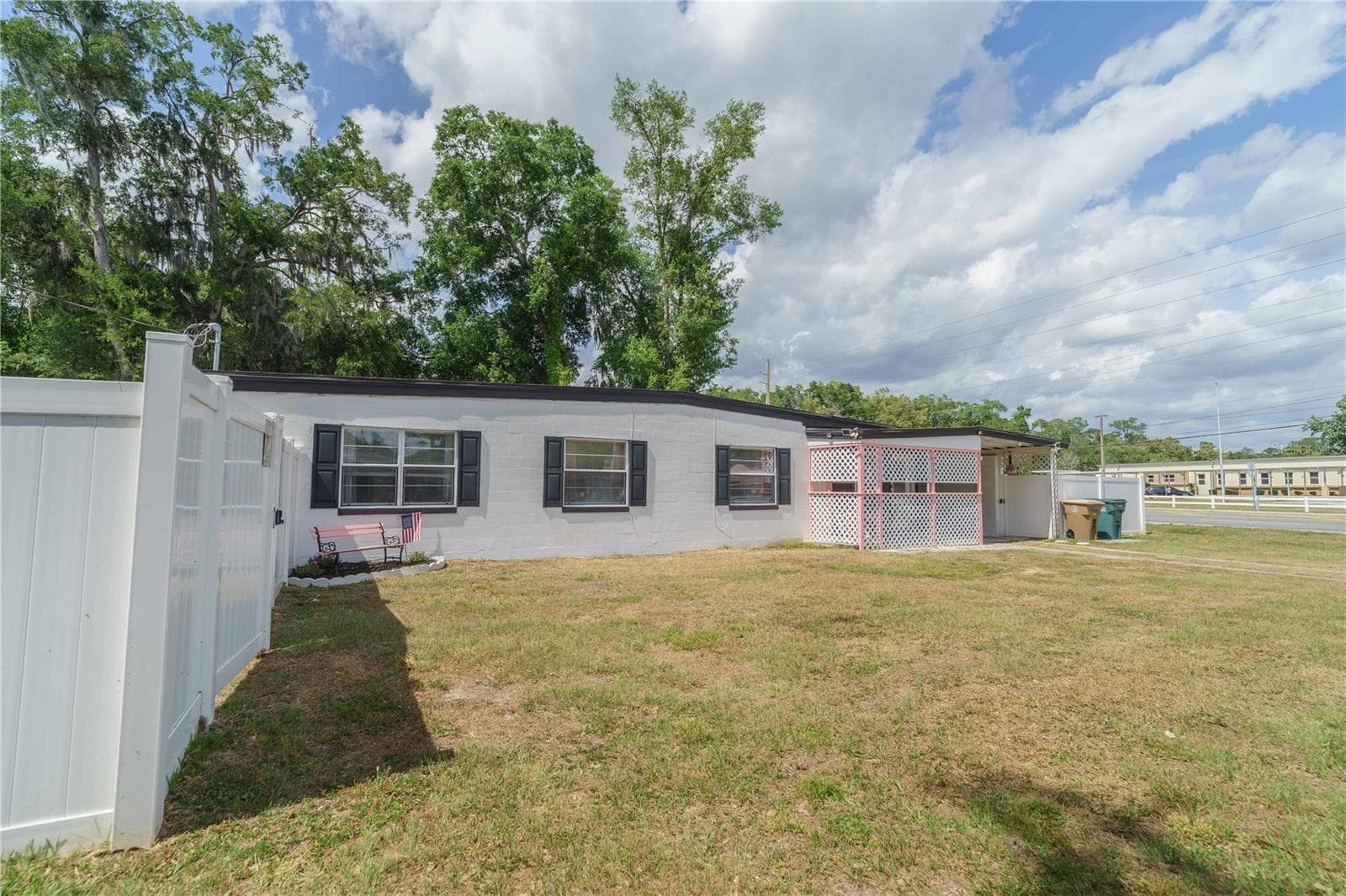 Large front yard - 3523 SE 6TH ST, OCALA