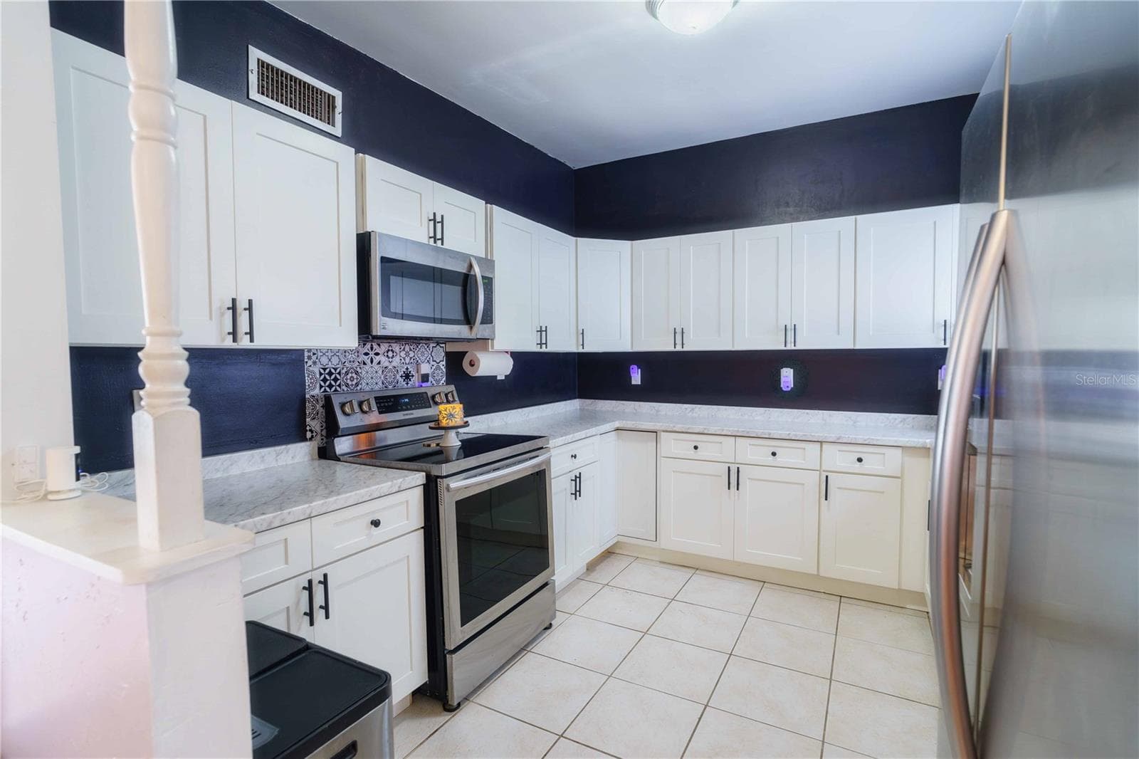 Plenty of counter and cabinet space - 3523 SE 6TH ST, OCALA