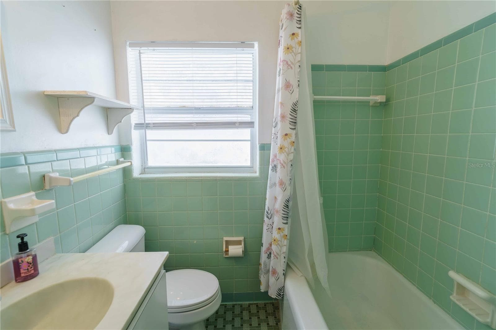 Vintage guest bath - 3523 SE 6TH ST, OCALA