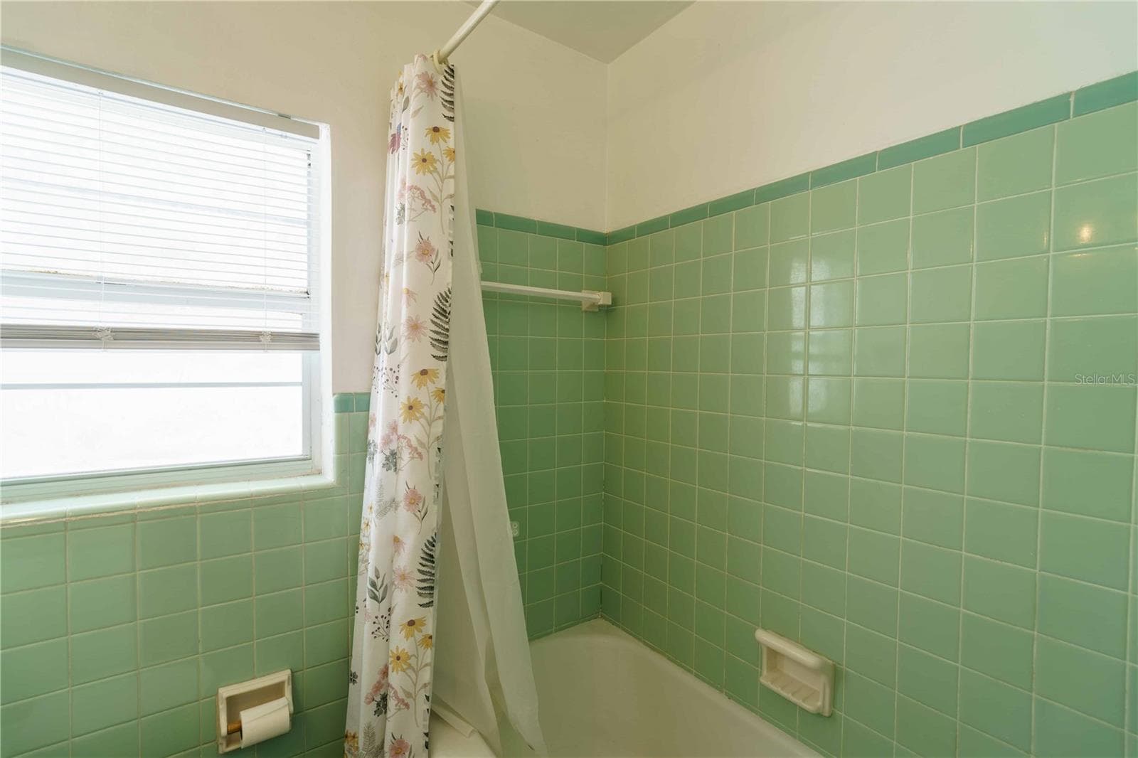 Vintage tile in guest bath - 3523 SE 6TH ST, OCALA