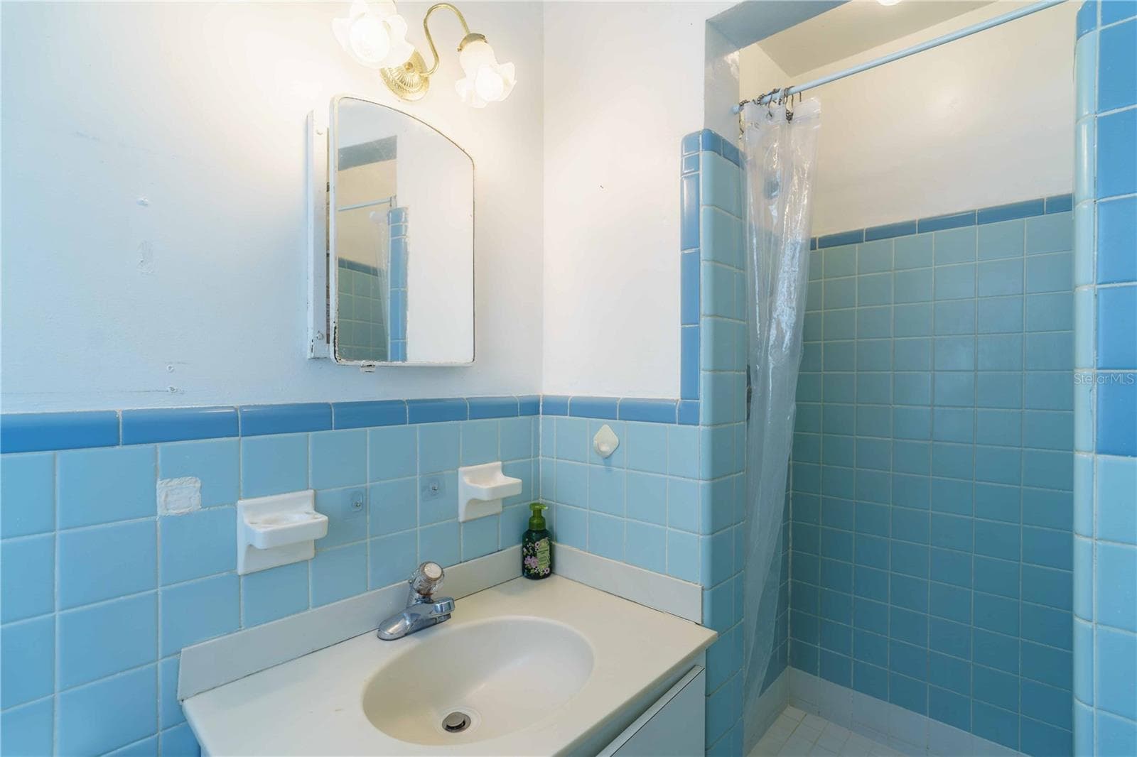 Vintage tile in primary bath - 3523 SE 6TH ST, OCALA