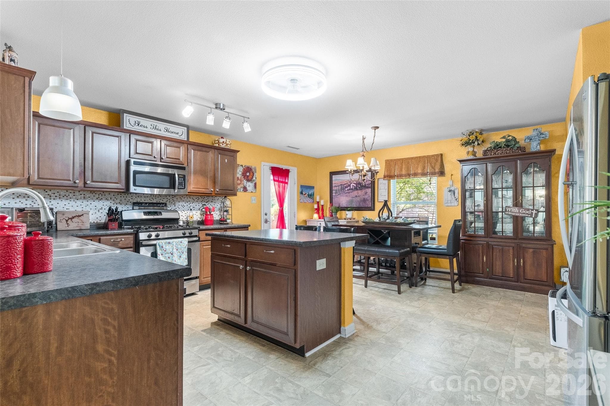 Large kitchen with island - Gastonia