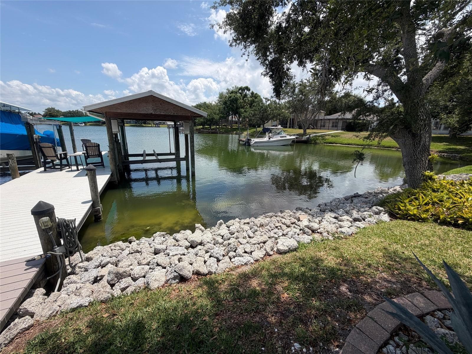 Boat lift & Rip Rap seawall - 217 36TH ST NE, BRADENTON