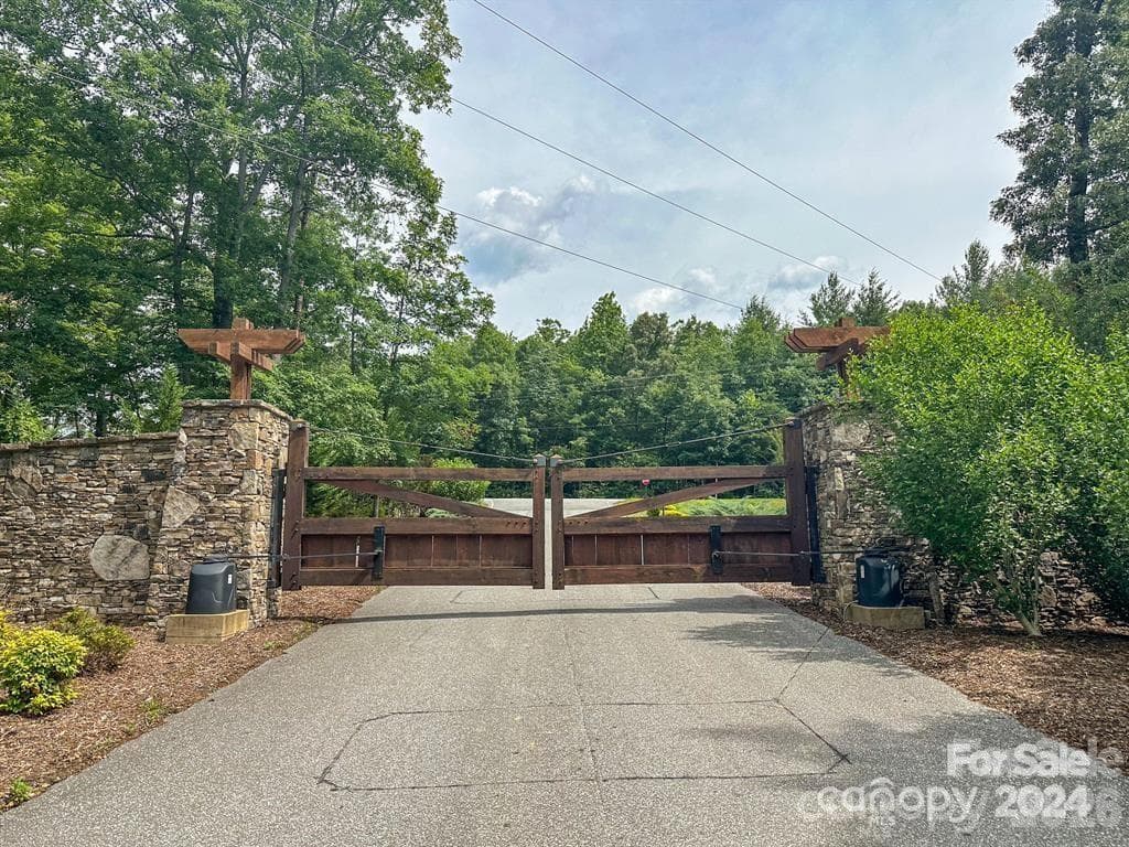 Main gate Peninsula - 431 Ridge Point Road, Nebo