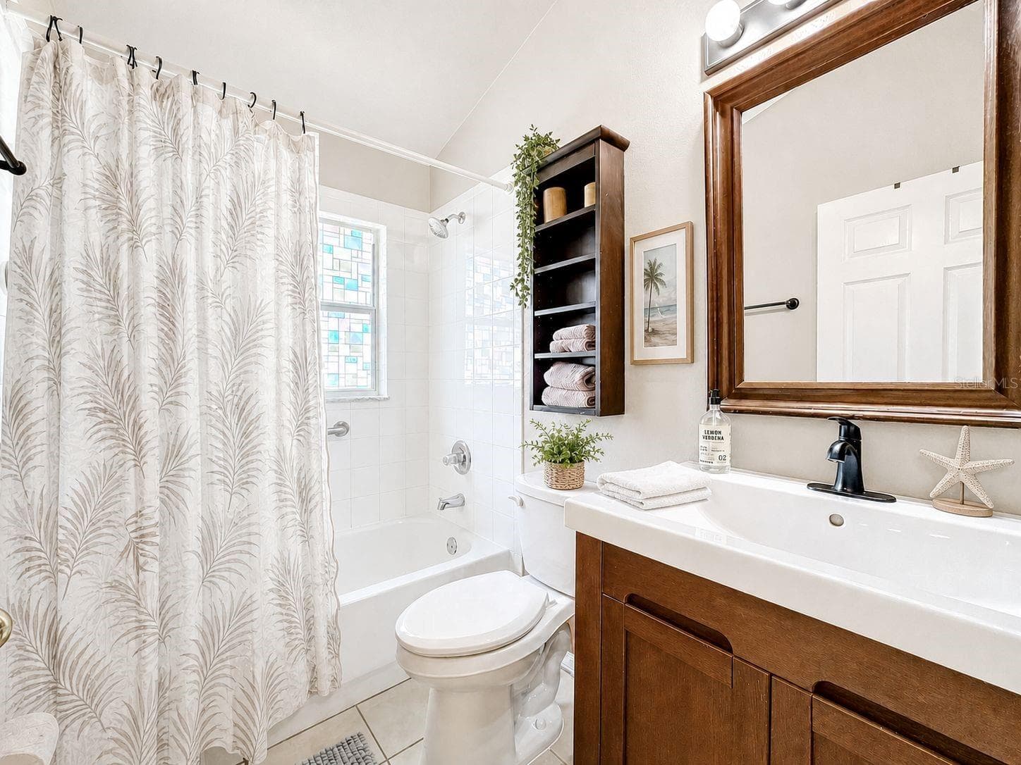 guest bathroom complete with a clean vanity and tub/shower combination.Slot 16: Additional view of the pristine secondary bathroom. - 7116 COLONY POINTE DR, RIVERVIEW