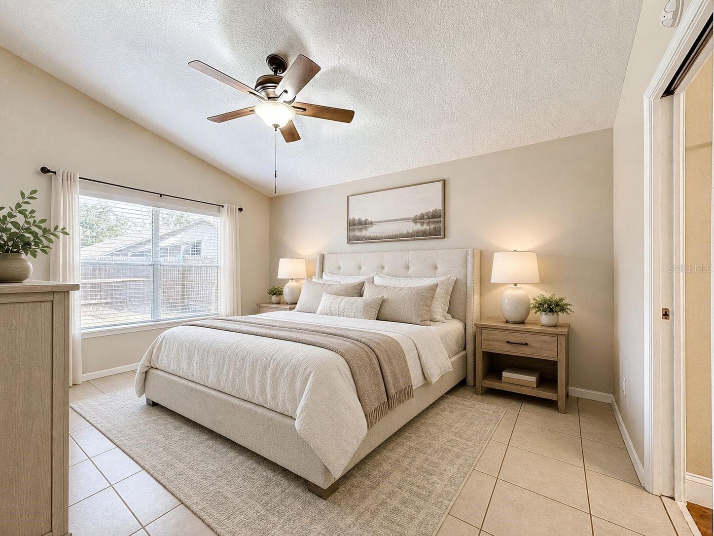 Additional guest bedroom featuring a vibrant accent wall and ample space. - 7116 COLONY POINTE DR, RIVERVIEW