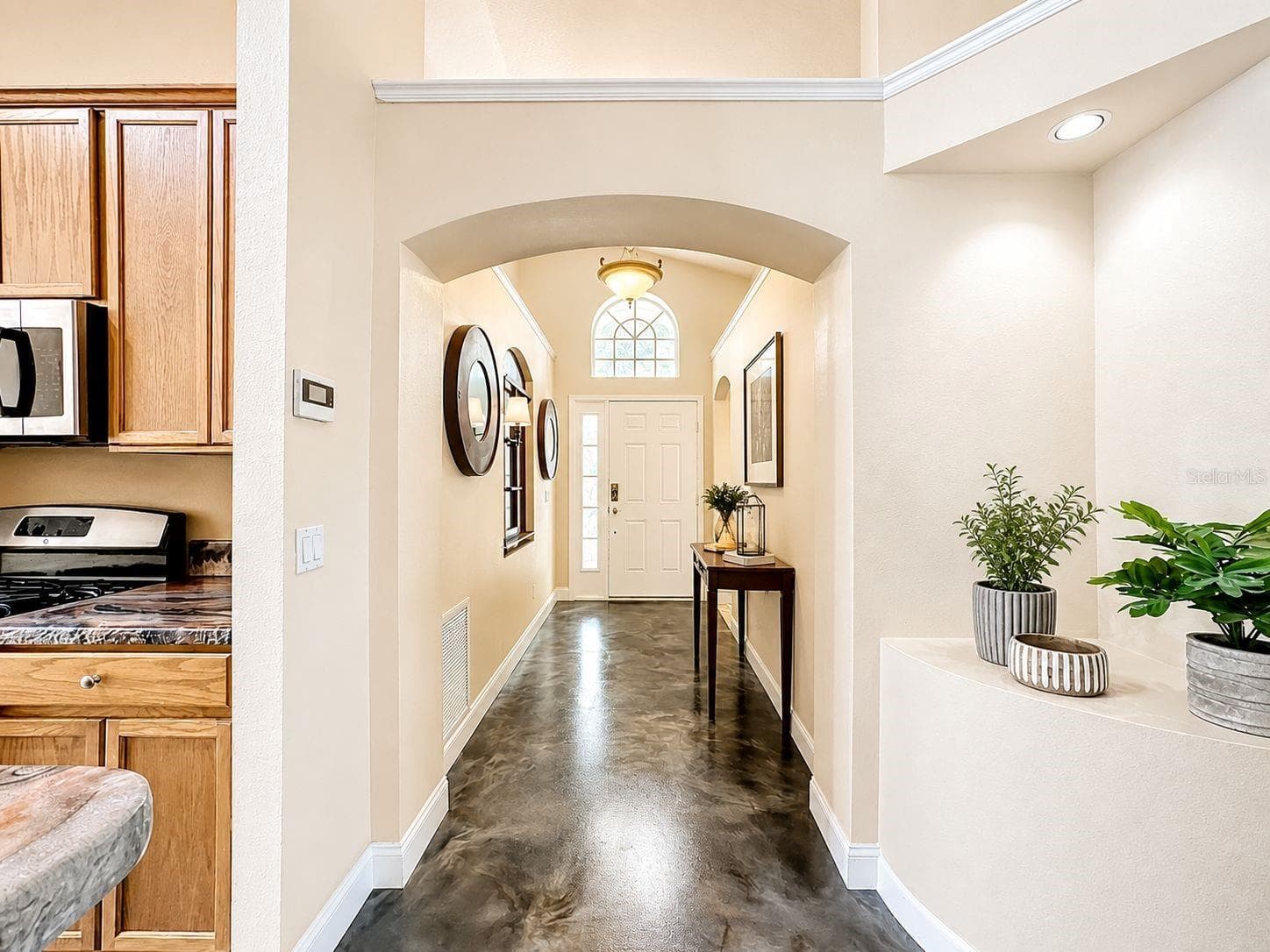 foyer entry highlighting soaring high ceilings and an abundance of natural light. - 7116 COLONY POINTE DR, RIVERVIEW