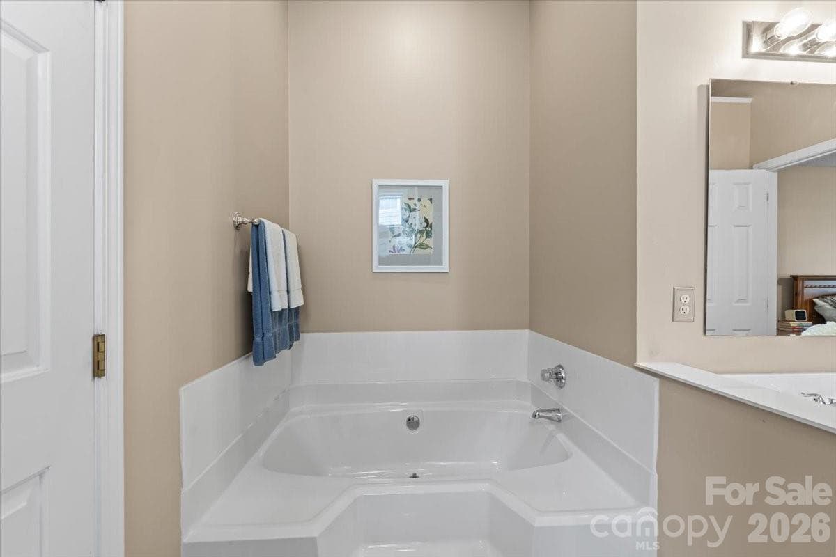 Escape the day and relax in the large separate garden tub - Charlotte