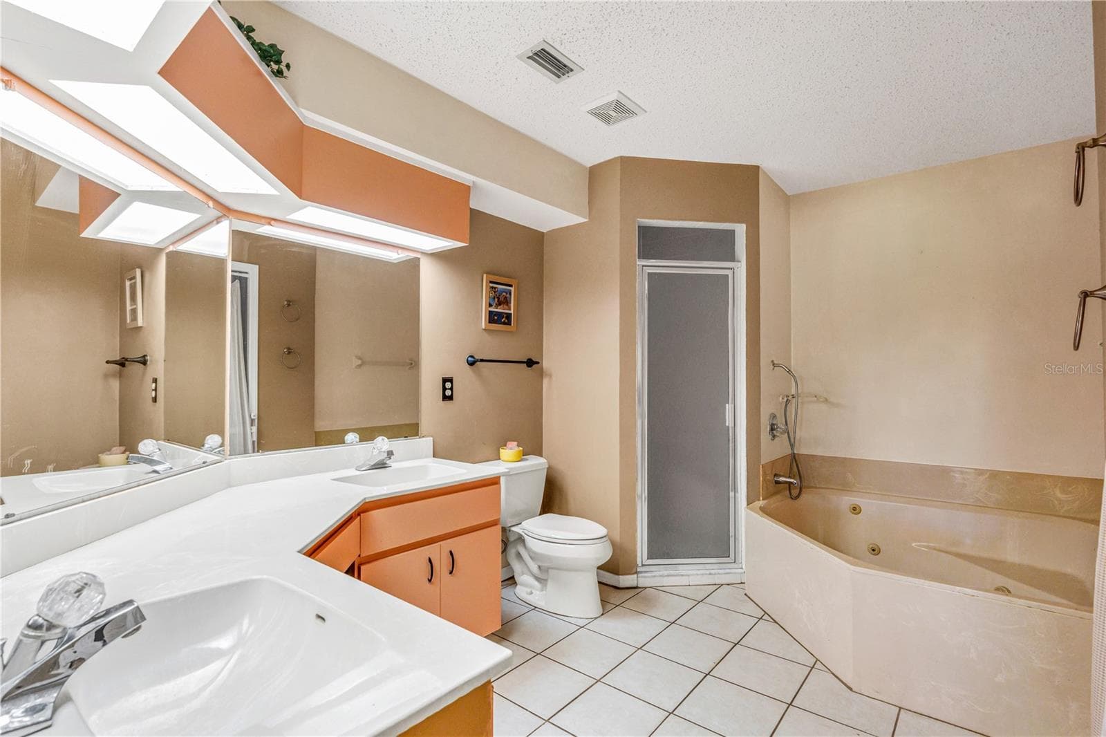 Step In Shower & Jetted Tub - 524 CROOKED STICK DR, DAYTONA BEACH