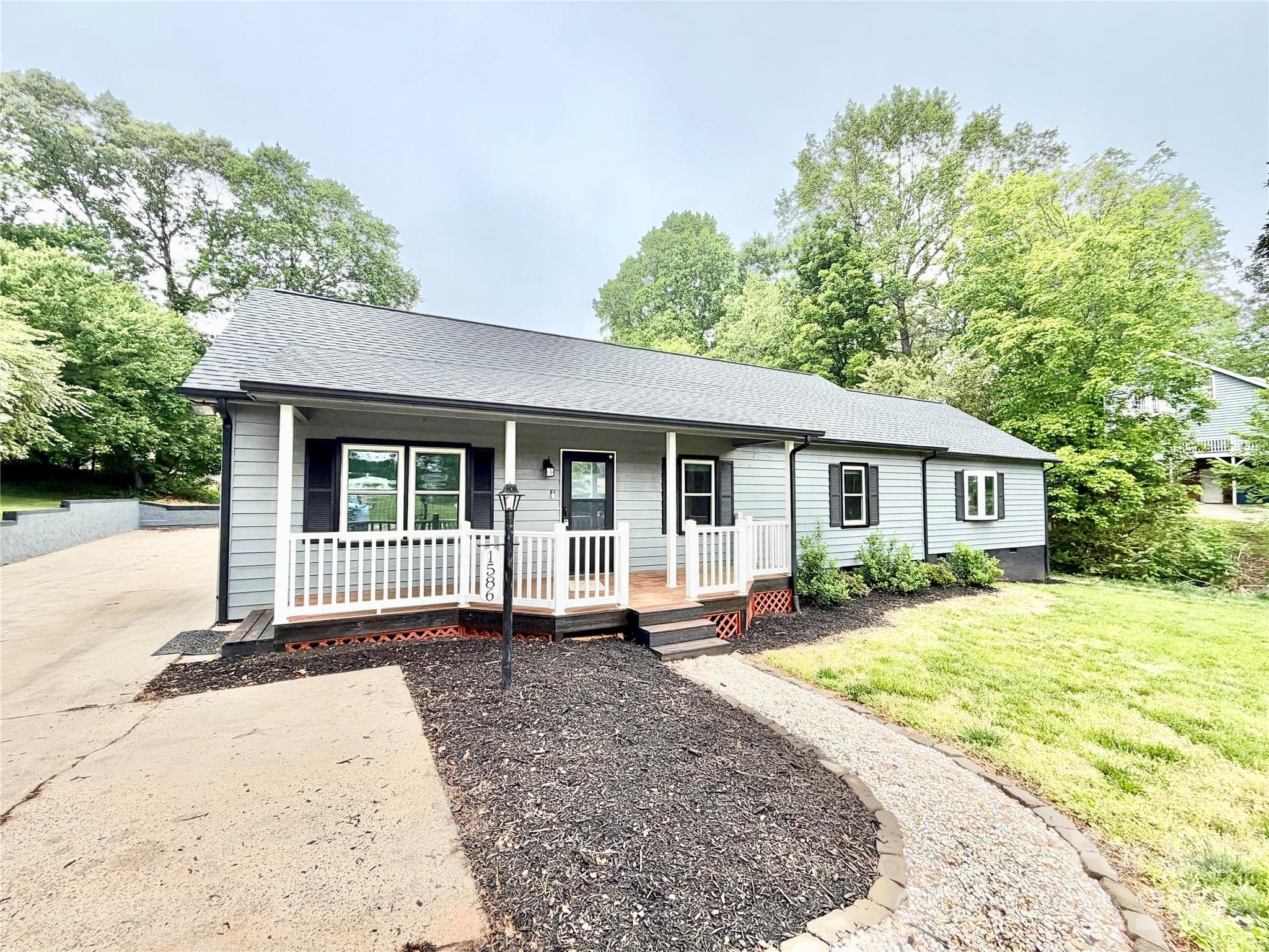 Single Family Residence at 1586 Kenlane Drive, Hickory, photo 2 of 24
