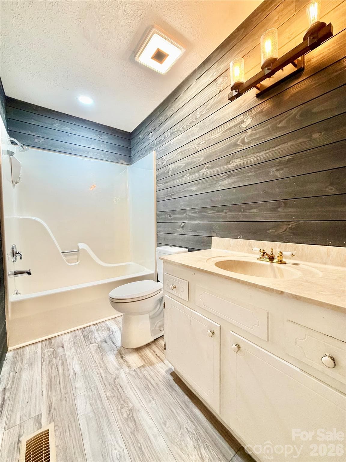 Single Family Residence at 1586 Kenlane Drive, Hickory, photo 16 of 24