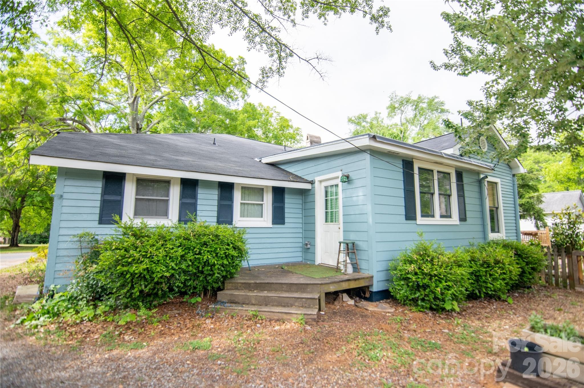 Nice deck - 600 W Warren Street, Shelby