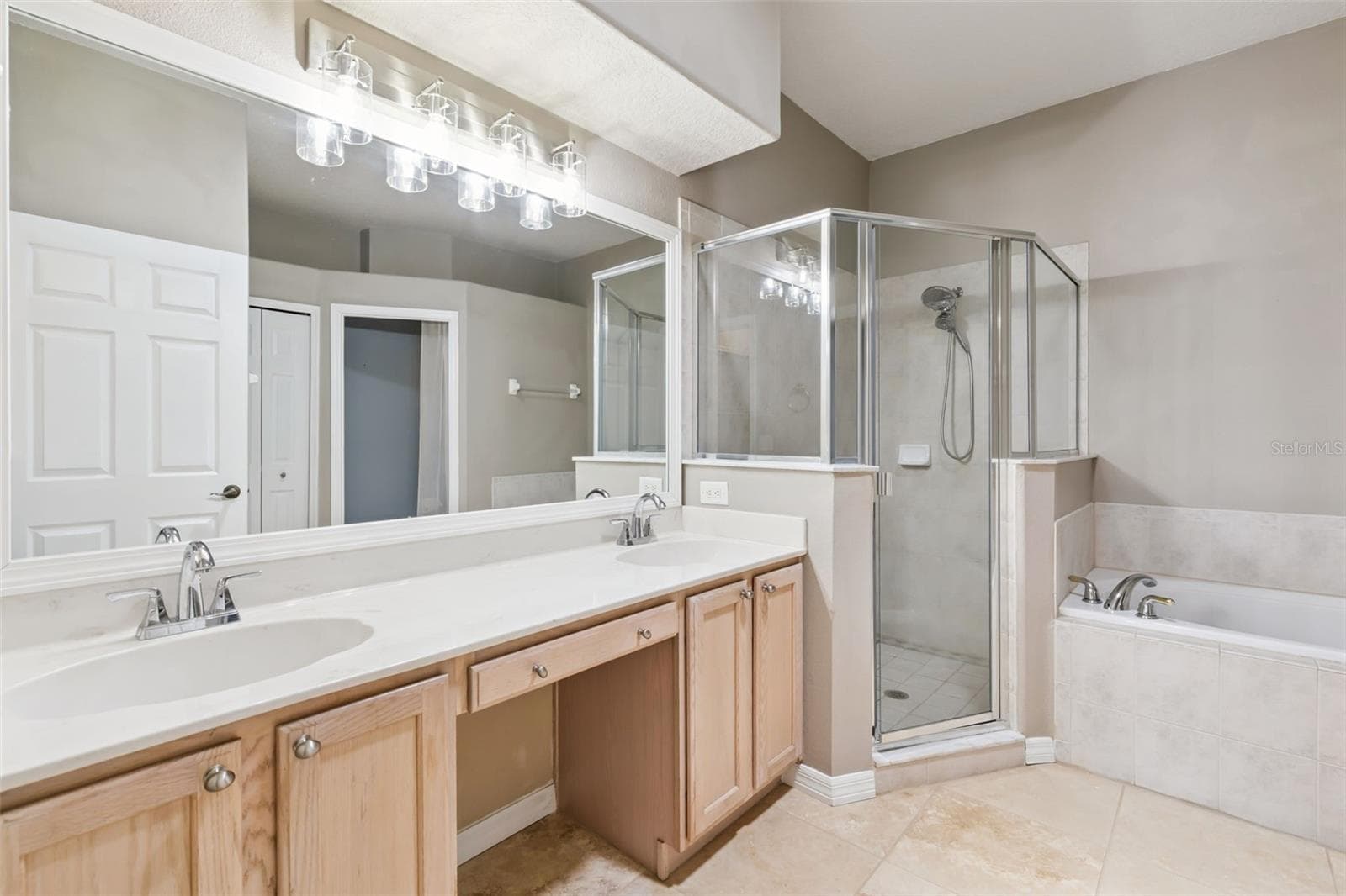 Double vanity, walk-in shower. - 237 STRATHMORE CIR, KISSIMMEE