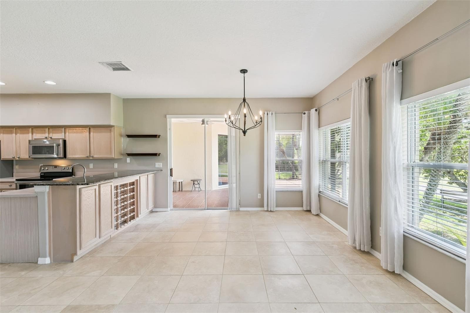 Extra space for seating or eating. - 237 STRATHMORE CIR, KISSIMMEE