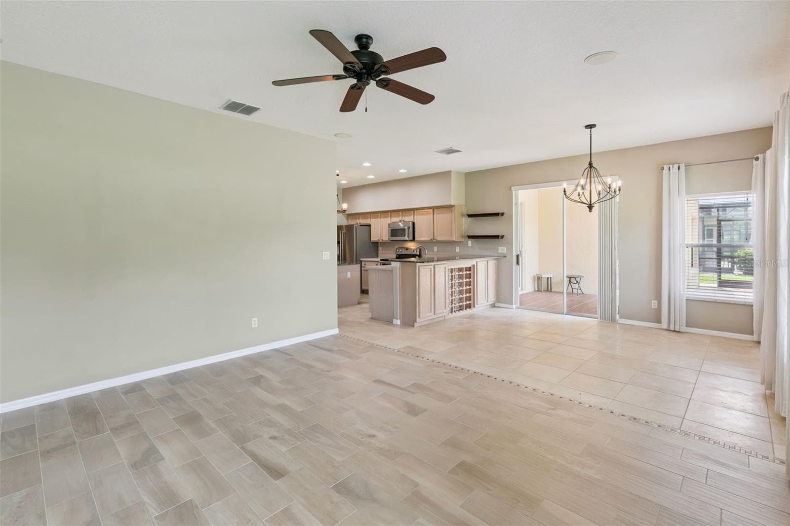 Kitchen area leads out to screened patio. - 237 STRATHMORE CIR, KISSIMMEE