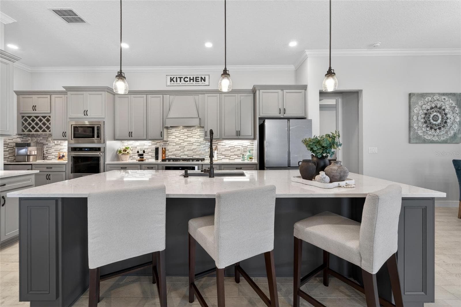 Spacious Kitchen Island - 18752 HORIZON VIEW PT, LAND O LAKES