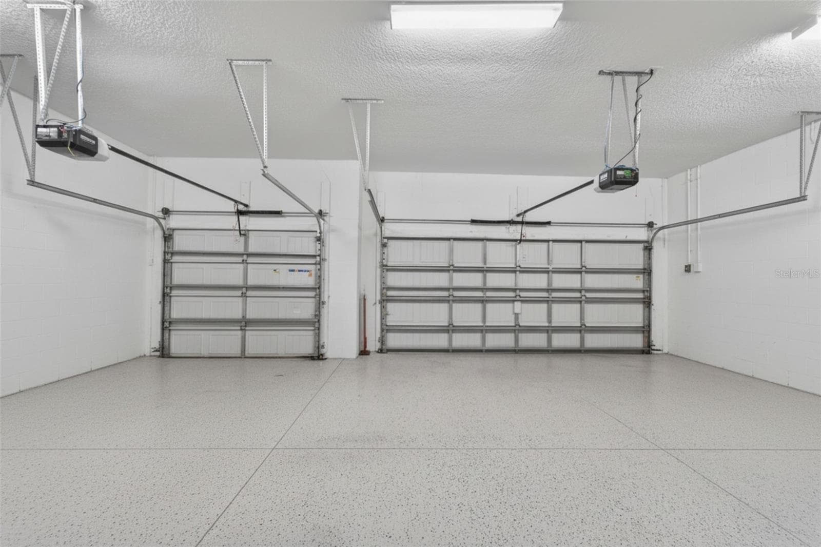 Three car garage - 18752 HORIZON VIEW PT, LAND O LAKES