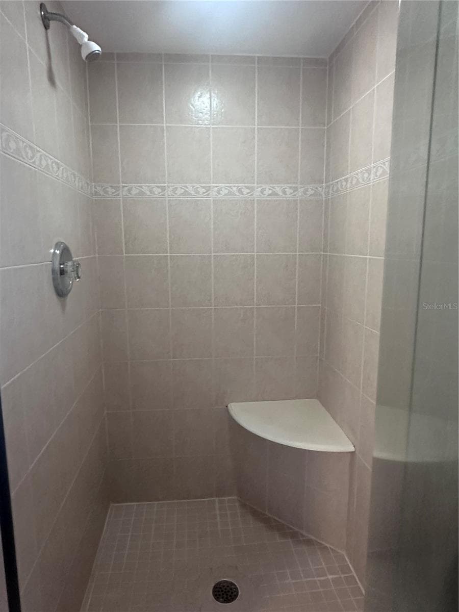Seating in upstairs shower - 10632 LAKE VISTA DR, SEMINOLE