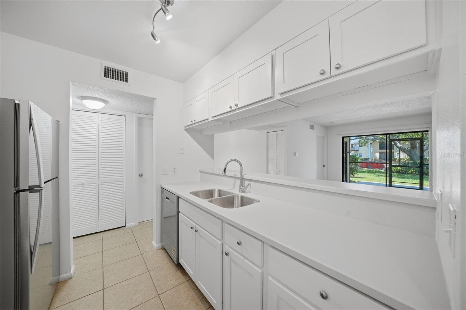 New updated kitchen with solid surface counters - 3001 58TH AVE S #1005, ST PETERSBURG