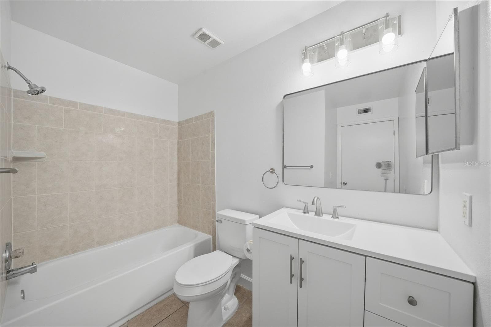 Hall/Guest bath - 3001 58TH AVE S #1005, ST PETERSBURG