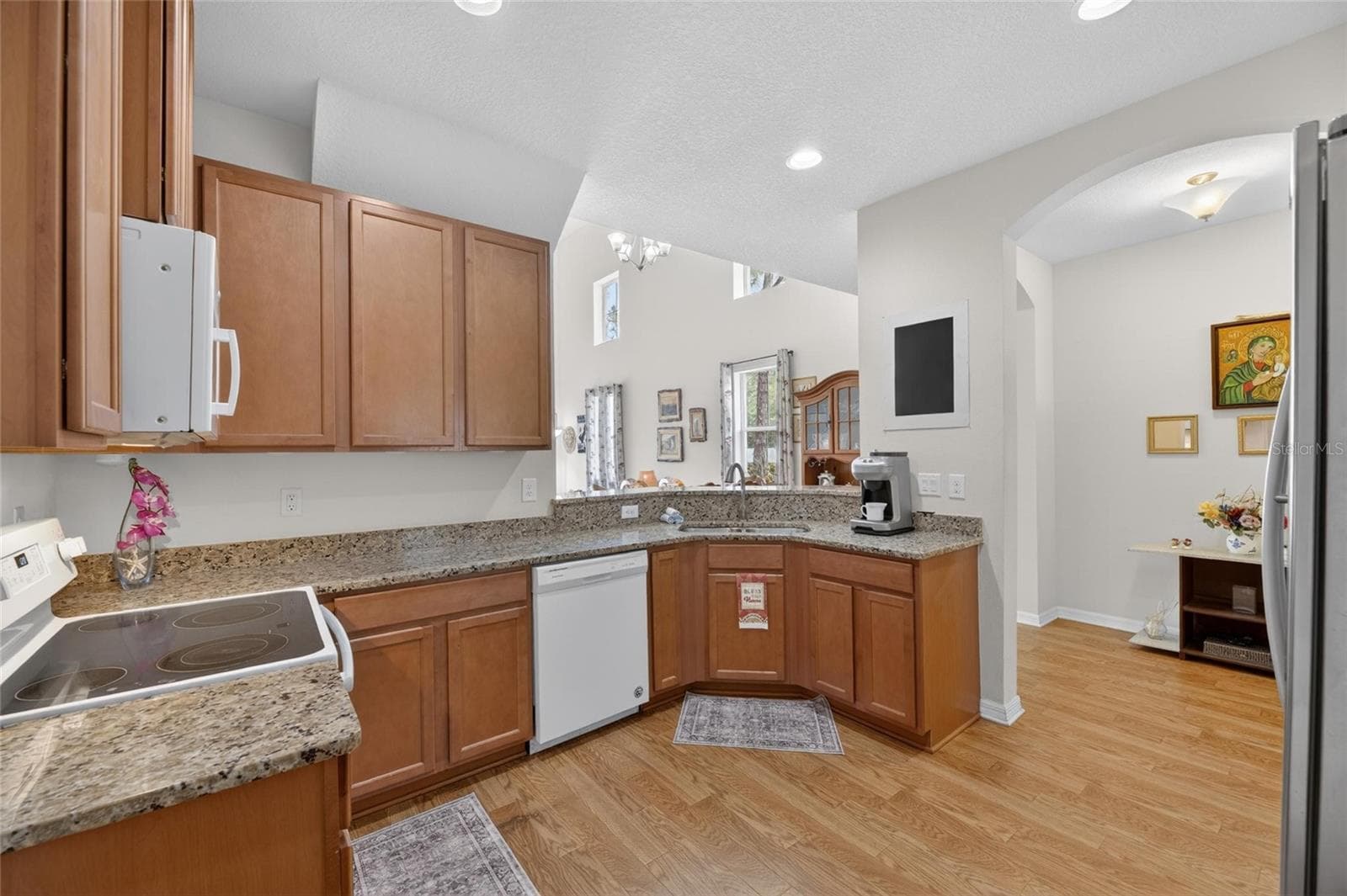 Spacious kitchen - granite countertops - 2130 BROADWAY VIEW AVE, BRANDON