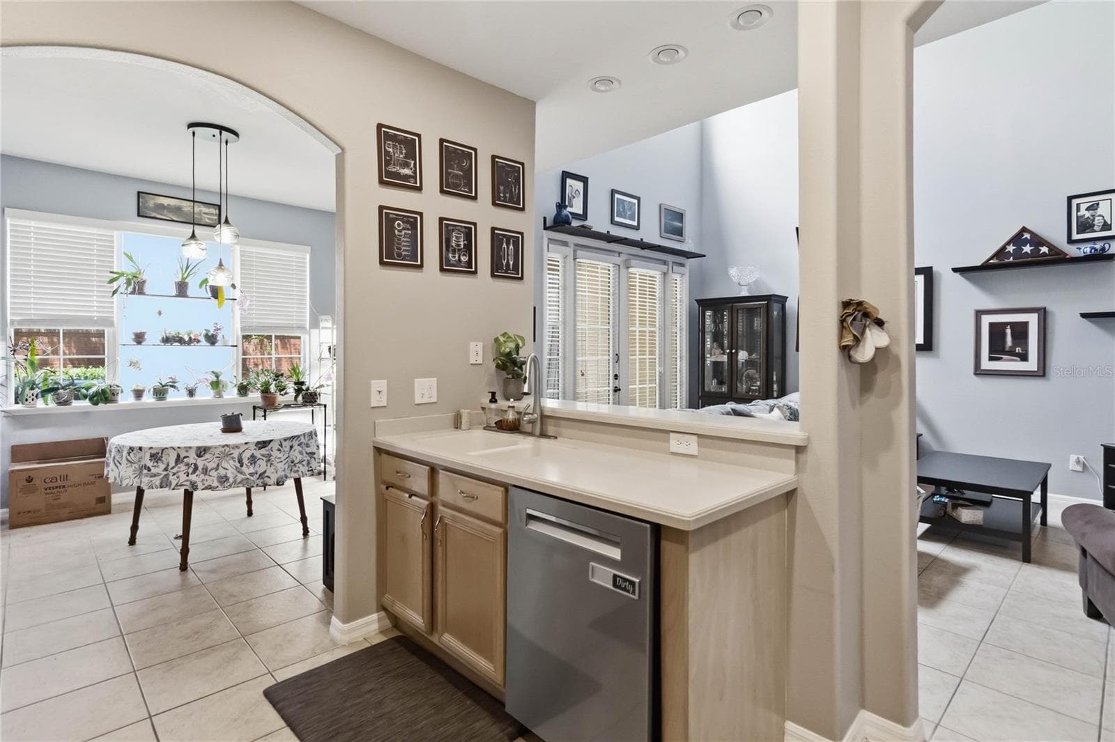 Kitchen to the left you see the dining room and family room to the right. - 534 TERRACE SPRING DR, ORLANDO