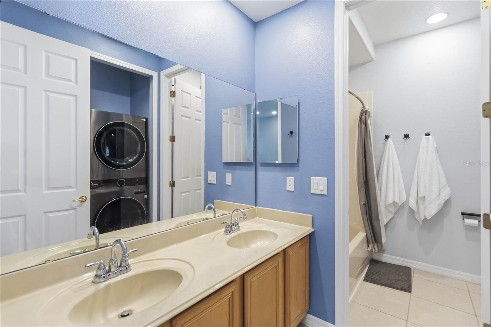 Guest Bathroom with laundry area show in the reflection - 534 TERRACE SPRING DR, ORLANDO