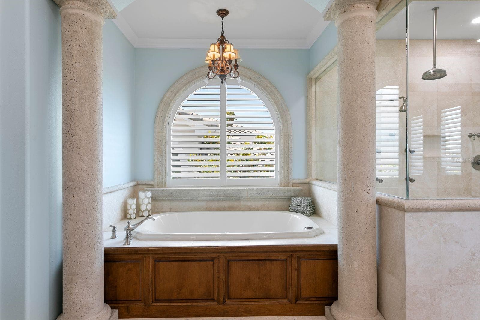 Soaking tum in the top level primary ensuite. - 611 1ST AVE S, TIERRA VERDE