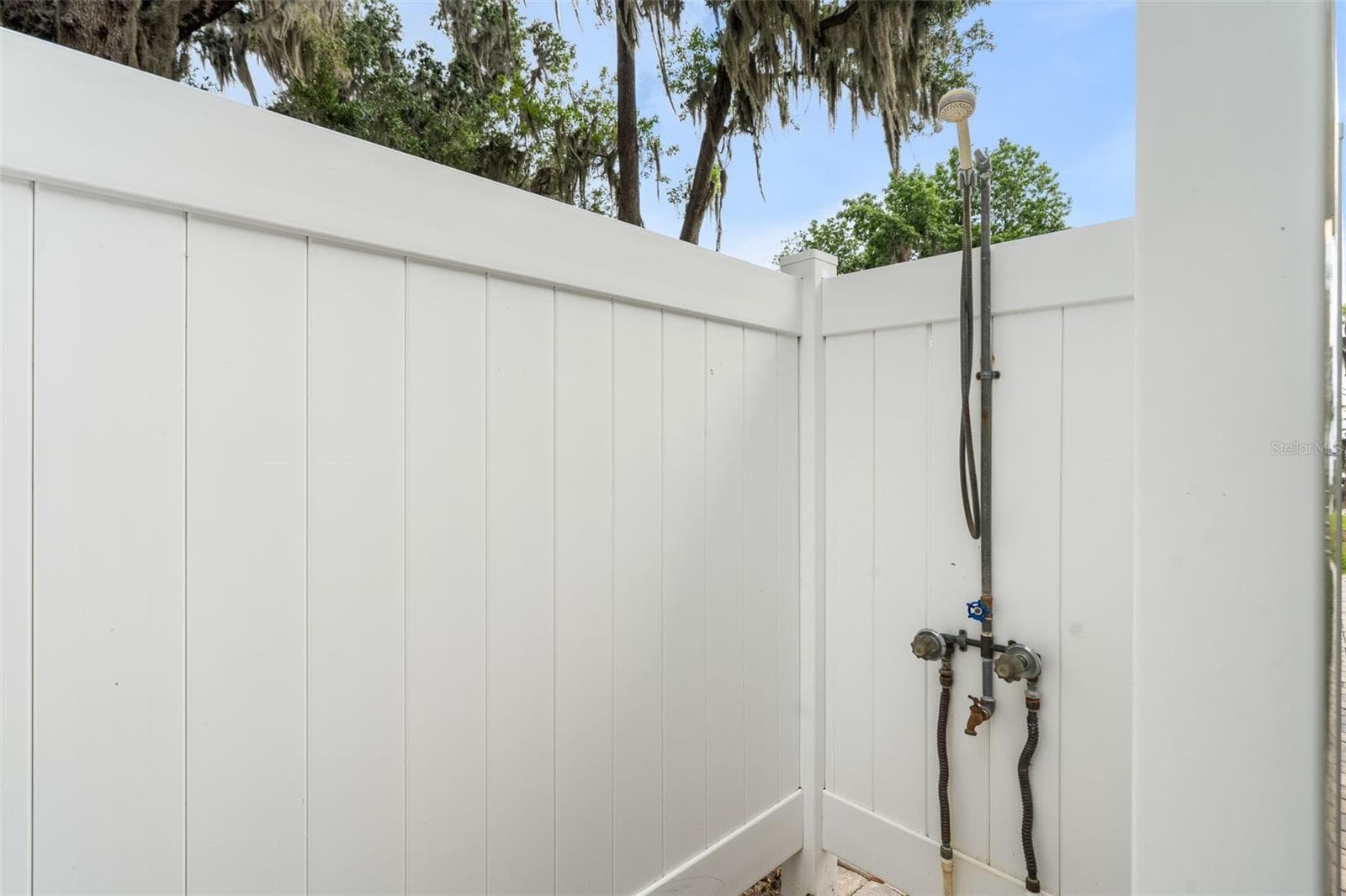 Outdoor shower - 8026 NE 221ST ST, MELROSE