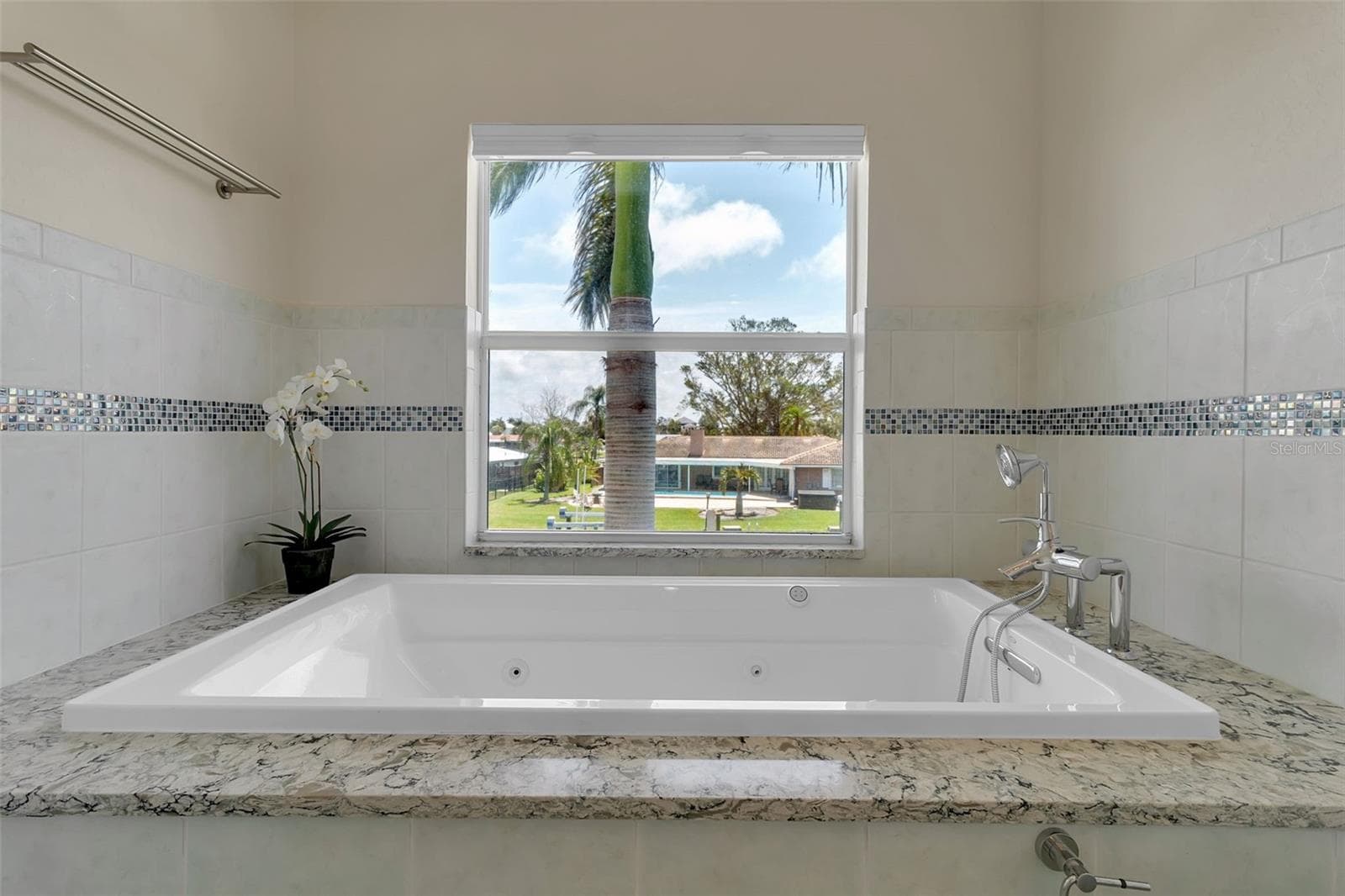 Primary jetted tub - 524 HORNBLOWER LN, LONGBOAT KEY
