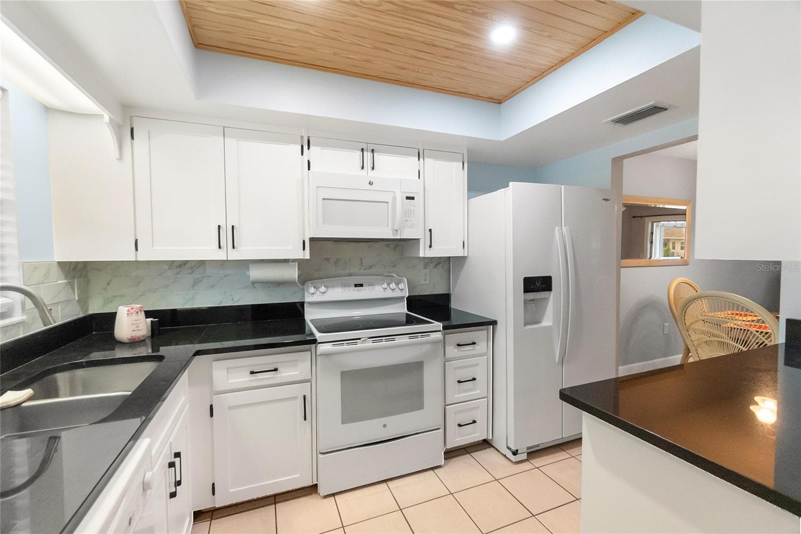 Condominium at 676 PARK CIR, BRADENTON, photo 5 of 27