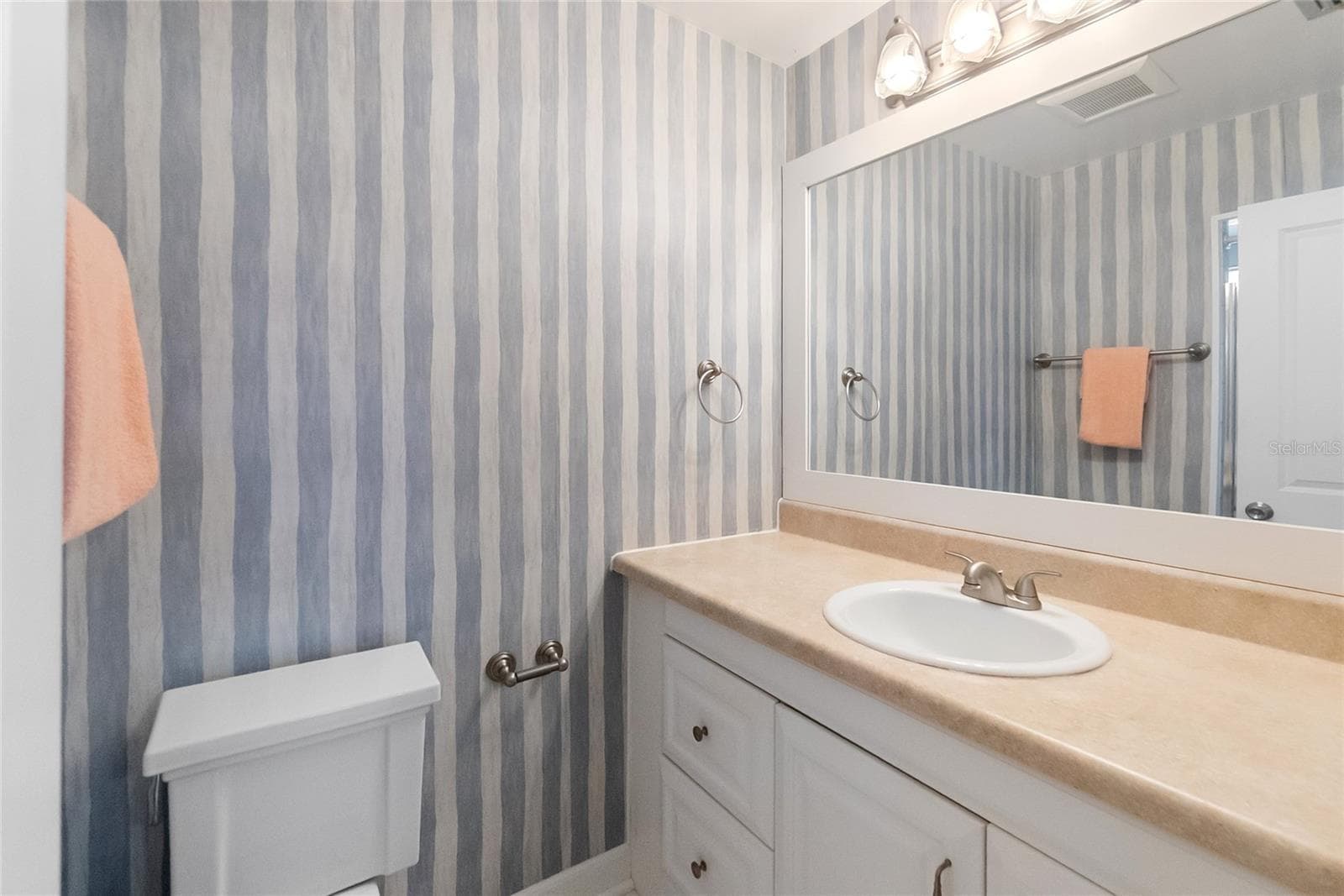 Condominium at 676 PARK CIR, BRADENTON, photo 10 of 27