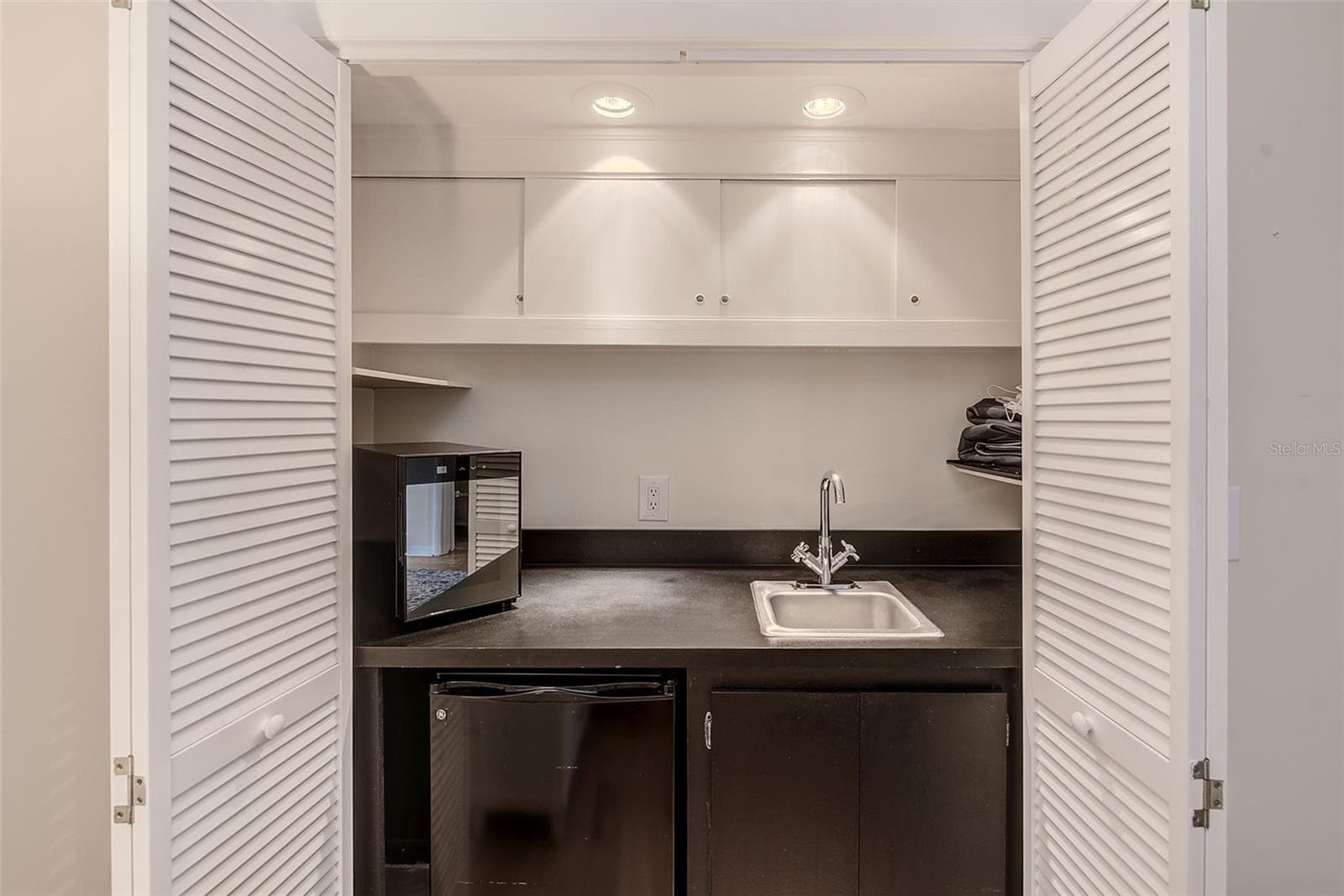 Primary Bedroom Wet Bar - 131 BLUFF VIEW DR #401, BELLEAIR BLUFFS