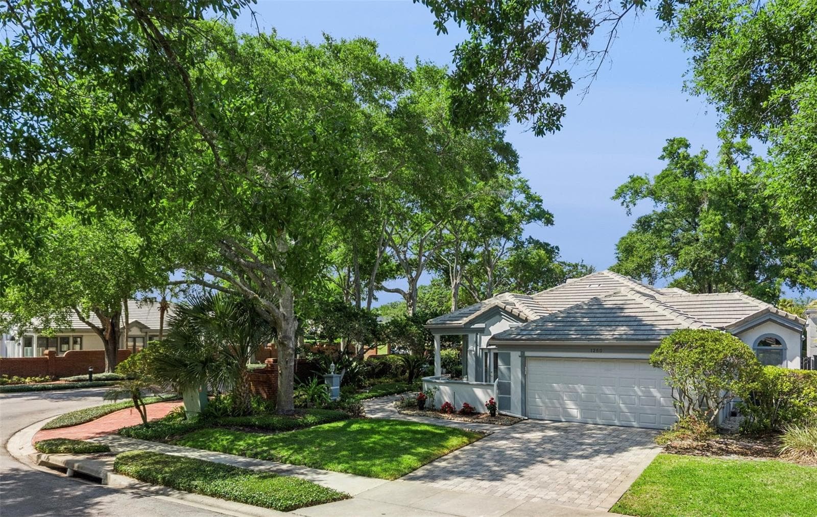 Home on Beautiful corner lot - 1250 E LANGLEY CT, LAKE MARY