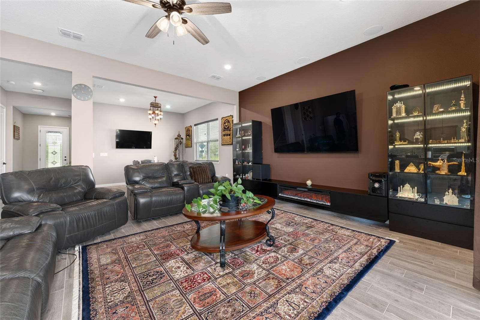 Single Family Residence at 13615 RITTA ISLAND DR, ORLANDO, photo 3 of 39
