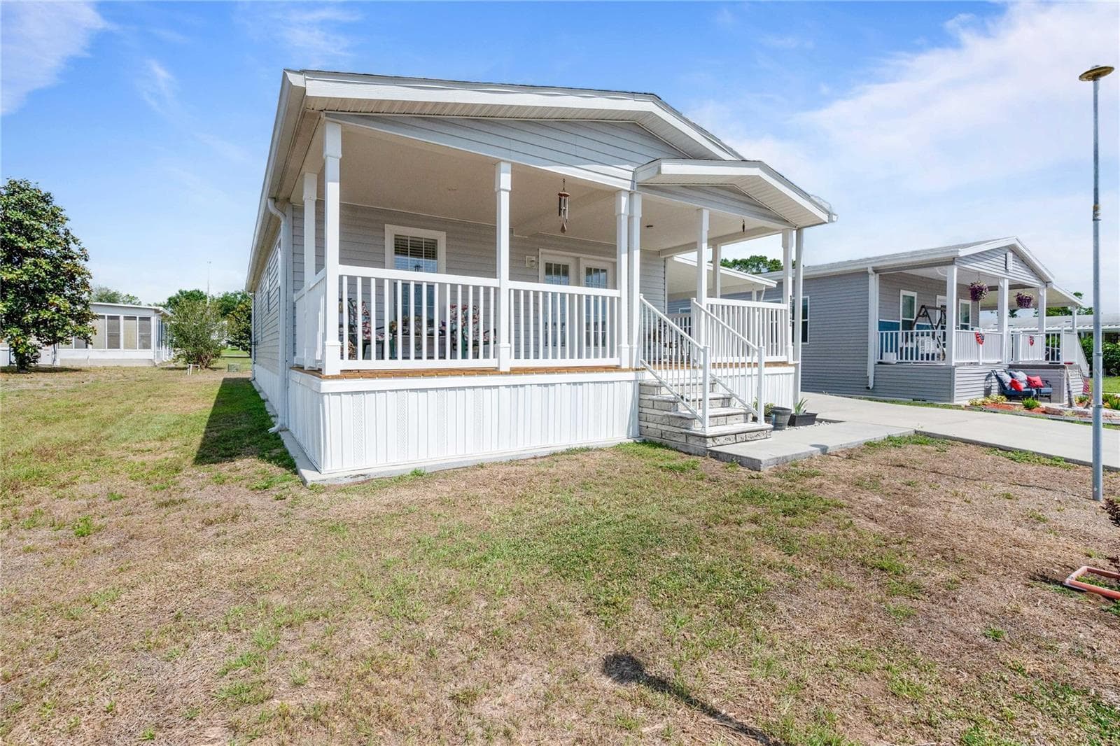 Great front porch! - 10042 COLLINGWOOD AVE, DADE CITY